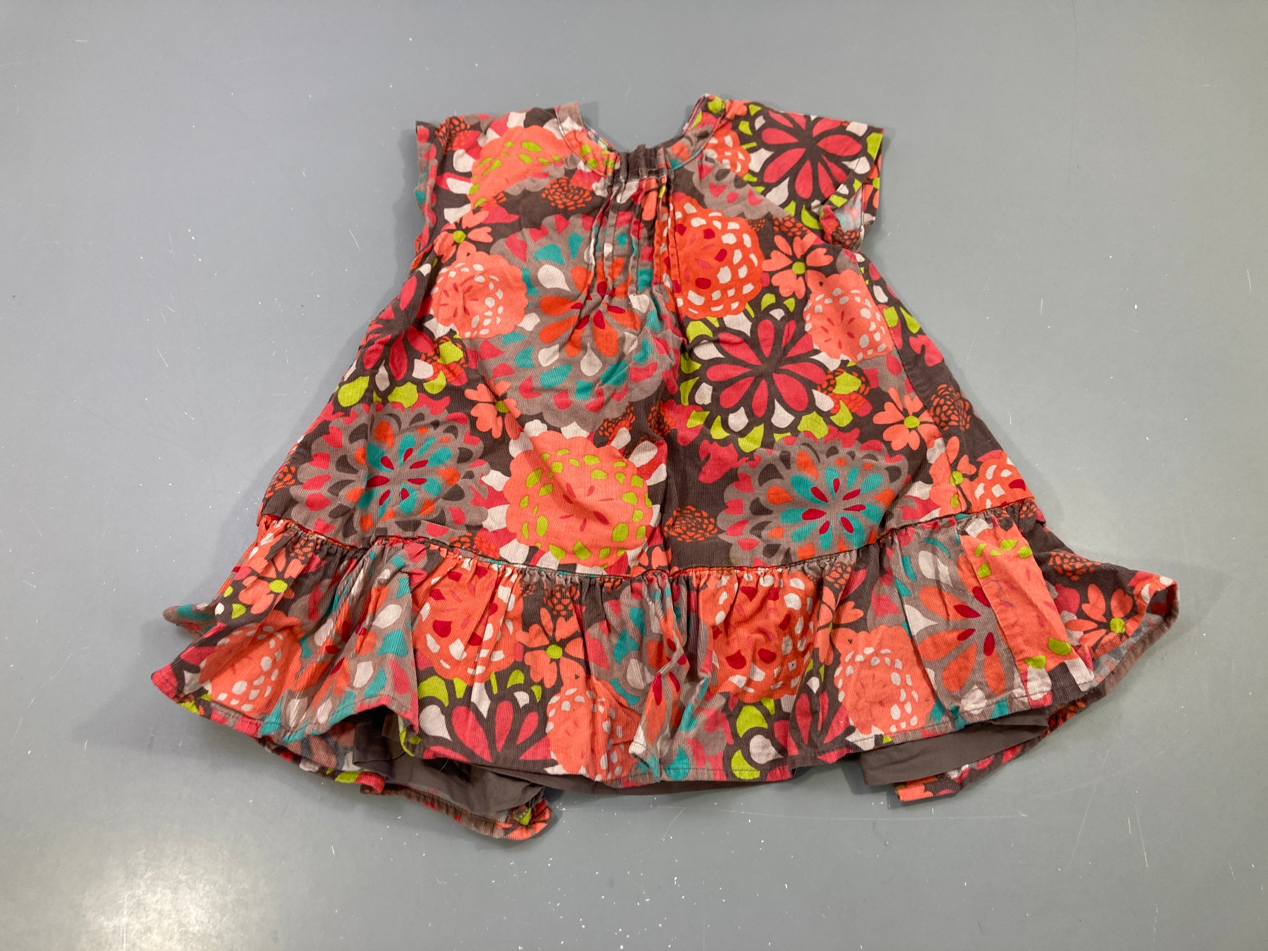 Robe m.c marron grandes fleurs corail, velours côtelé, volant bas
