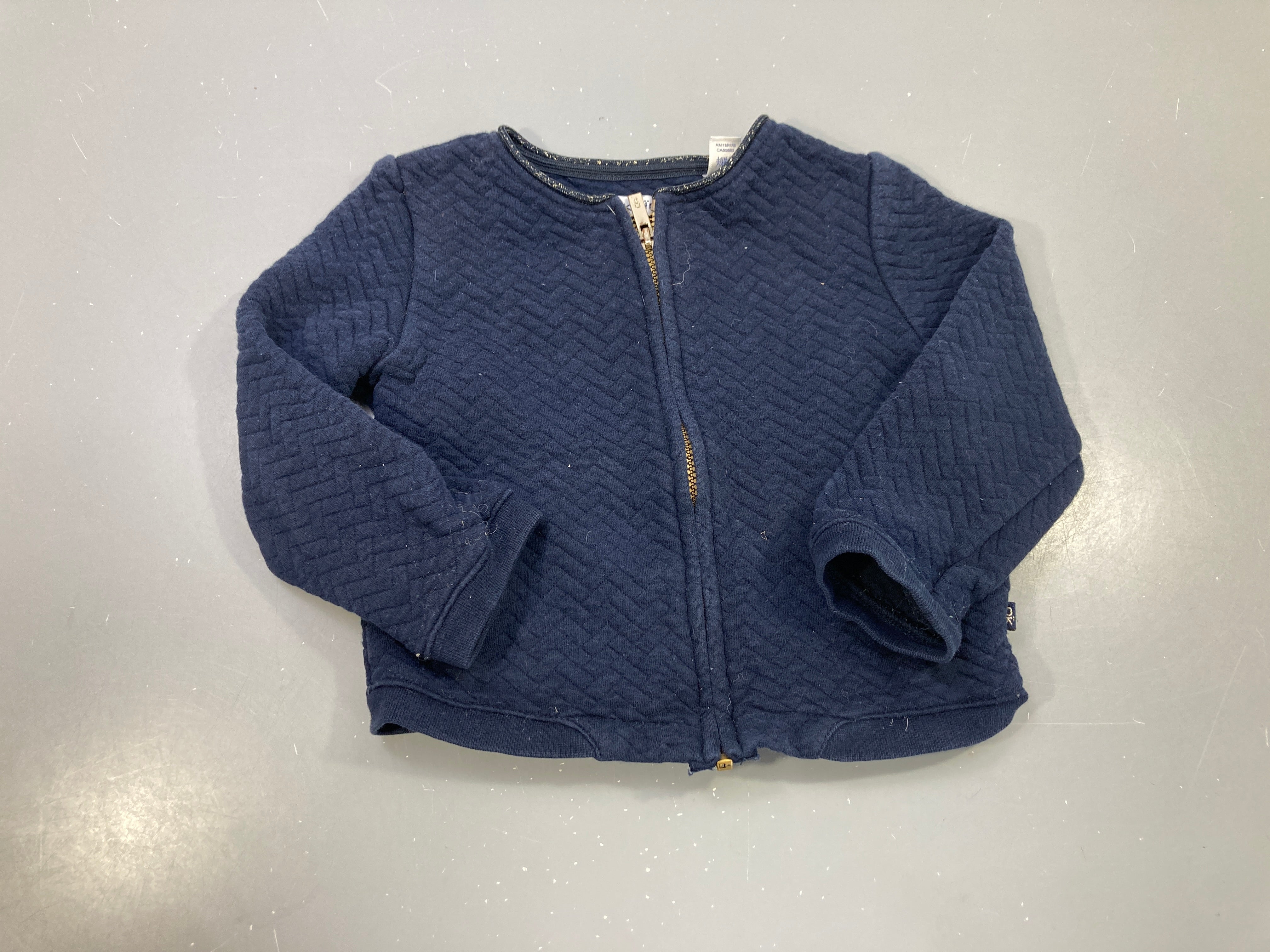 Gilet zippé bleu marine matelassé chevrons, col liseré sequins dorés