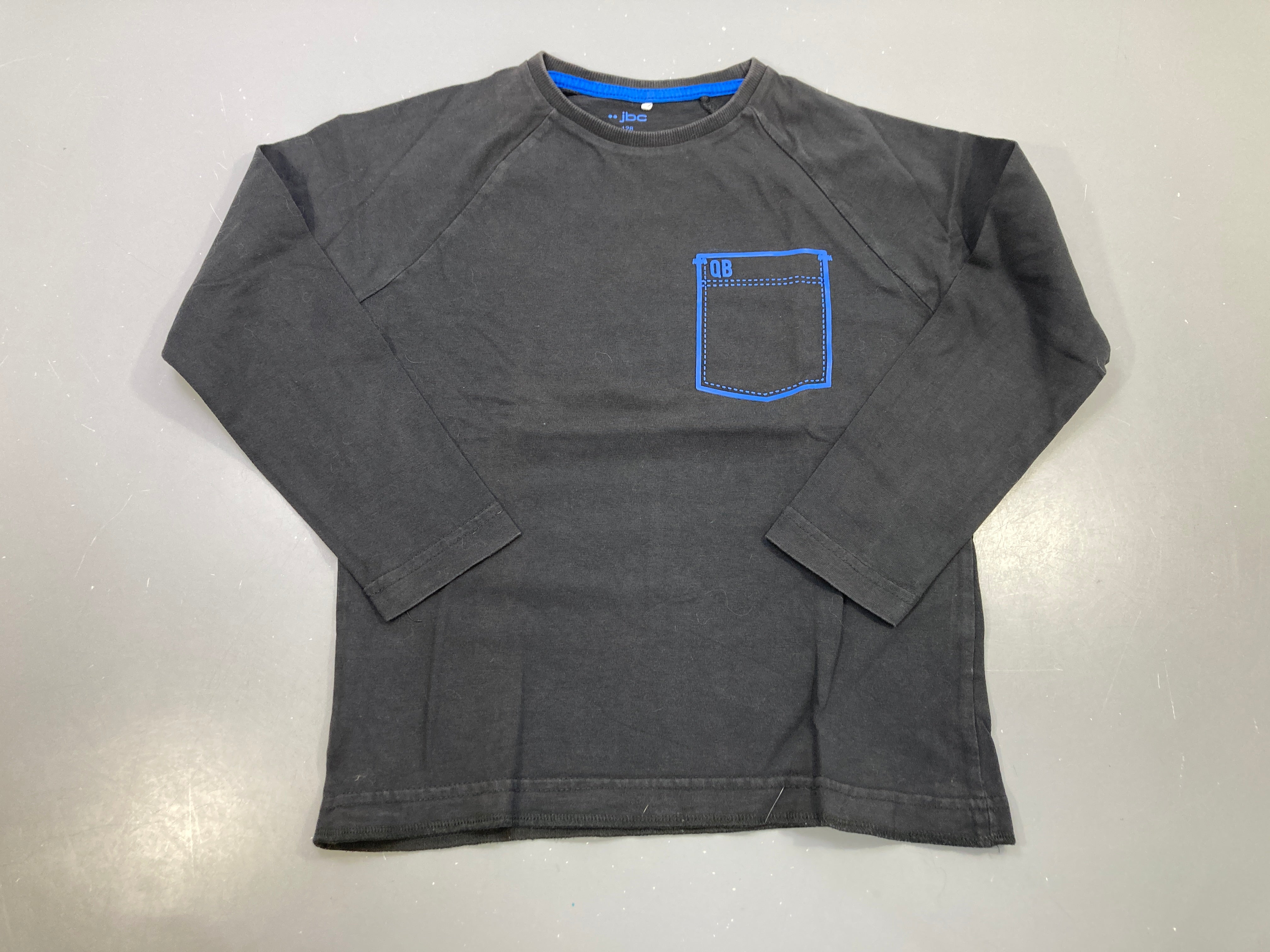 T-shirt m.l noir, poche imprimée bleue QB