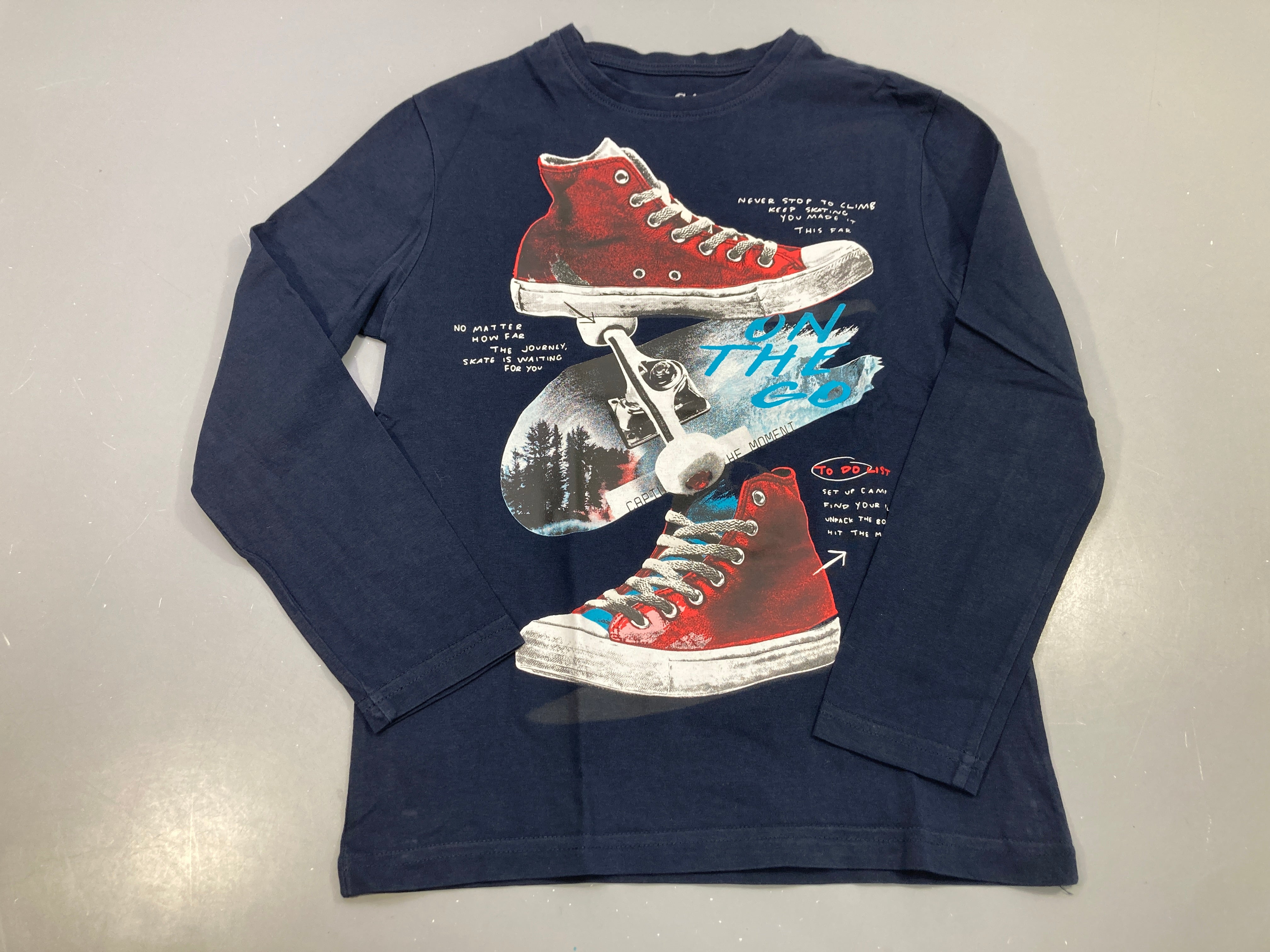 T-shirt m.l bleu marine baskets et skate, On the go