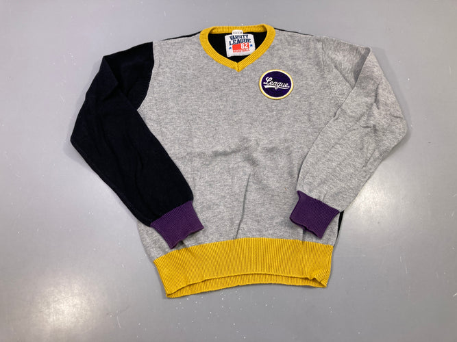 Pull col V gris, manche noire, bords moutarde et violets, écusson League, Varsity League, moins cher chez Petit Kiwi