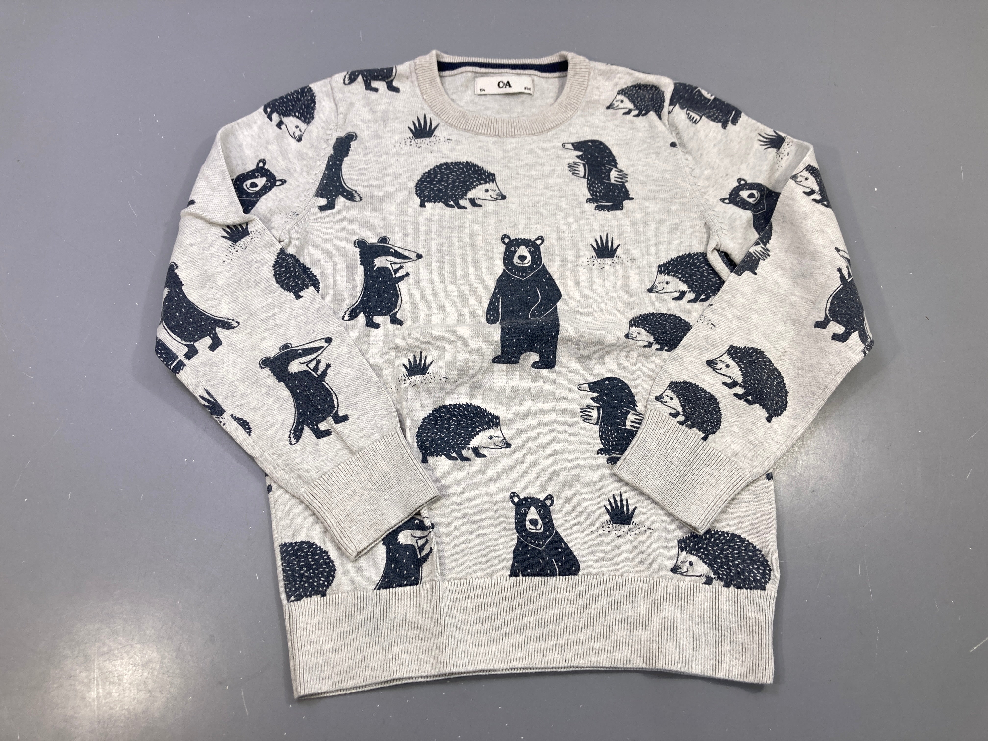 Pull gris chiné motifs ours, hérissons, blaireaux et taupes bleu marine