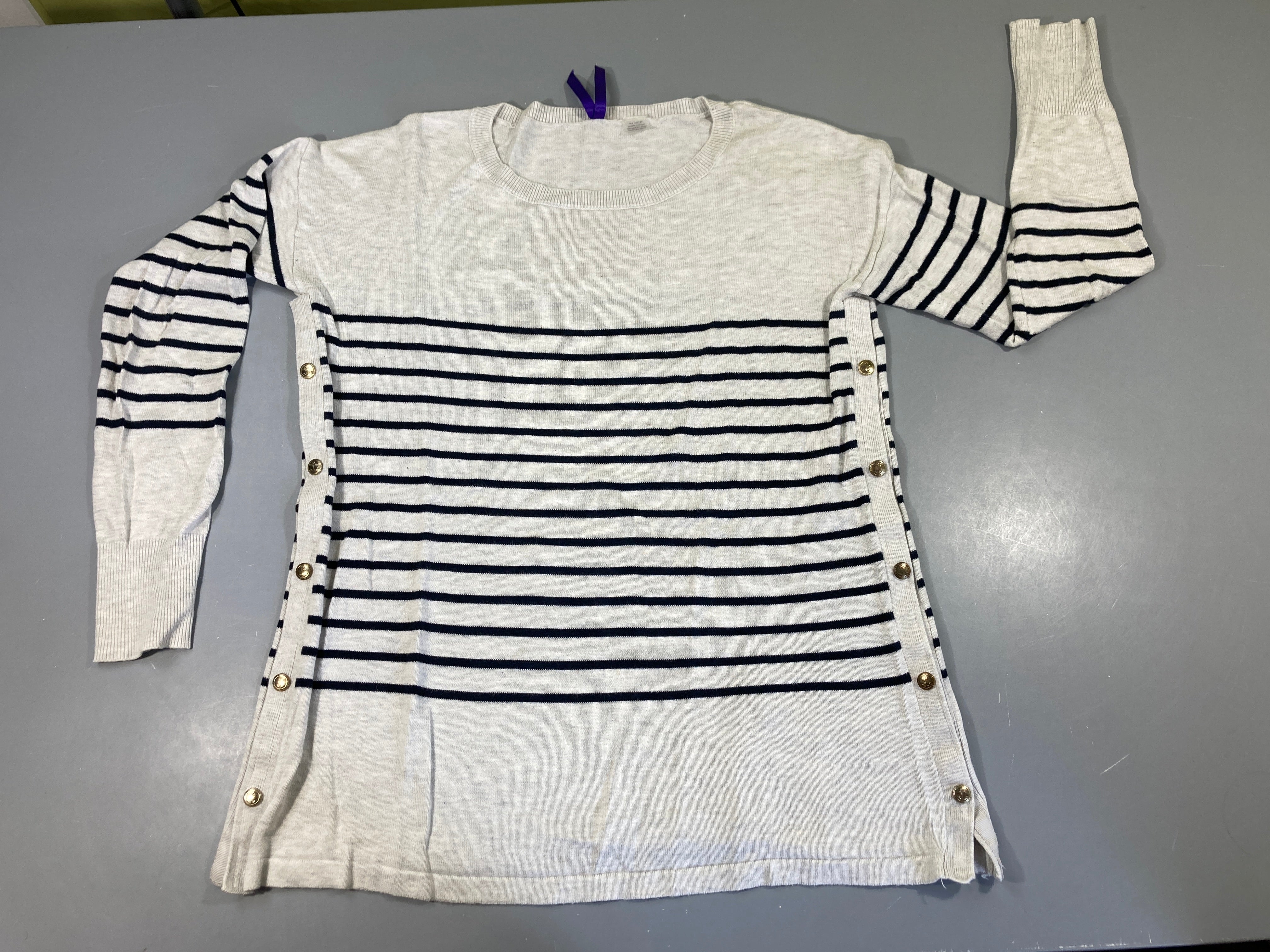 Pull gris chiné rayé noir, s'ouvre sur les côtés pour l'allaitement