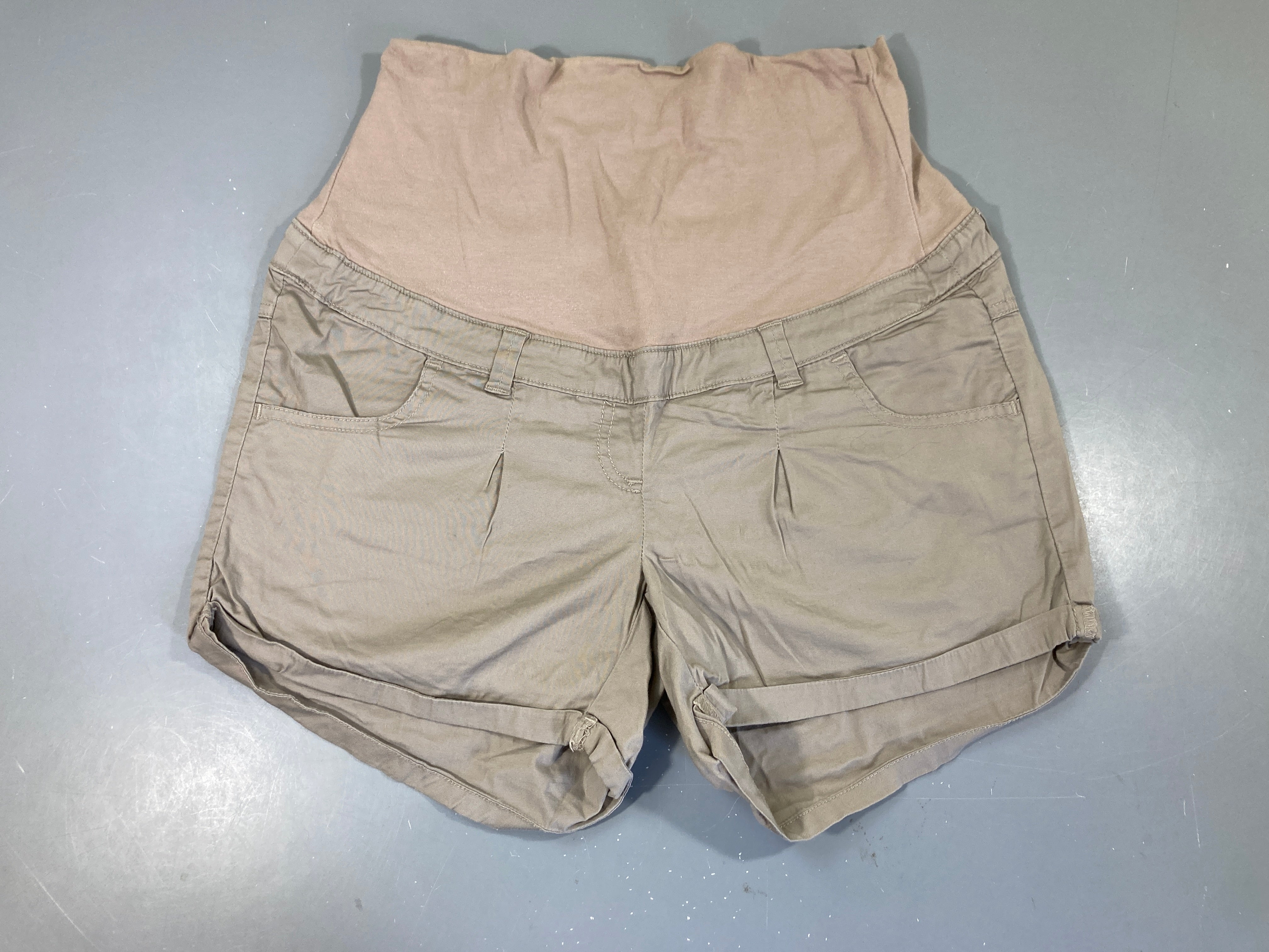 Short beige à revers, taille boulochée