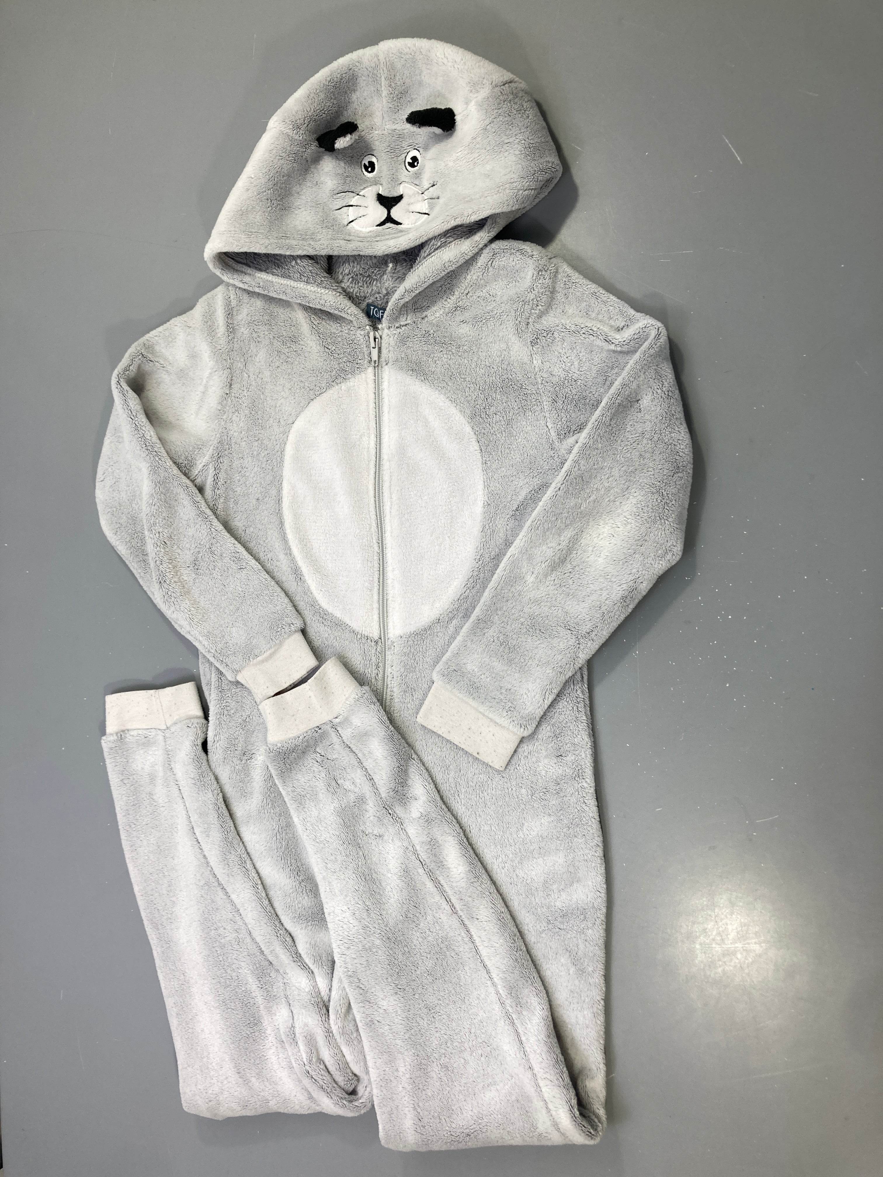 Pyjama polaire gris phoque, ventre blanc, combinaison capuche zippée