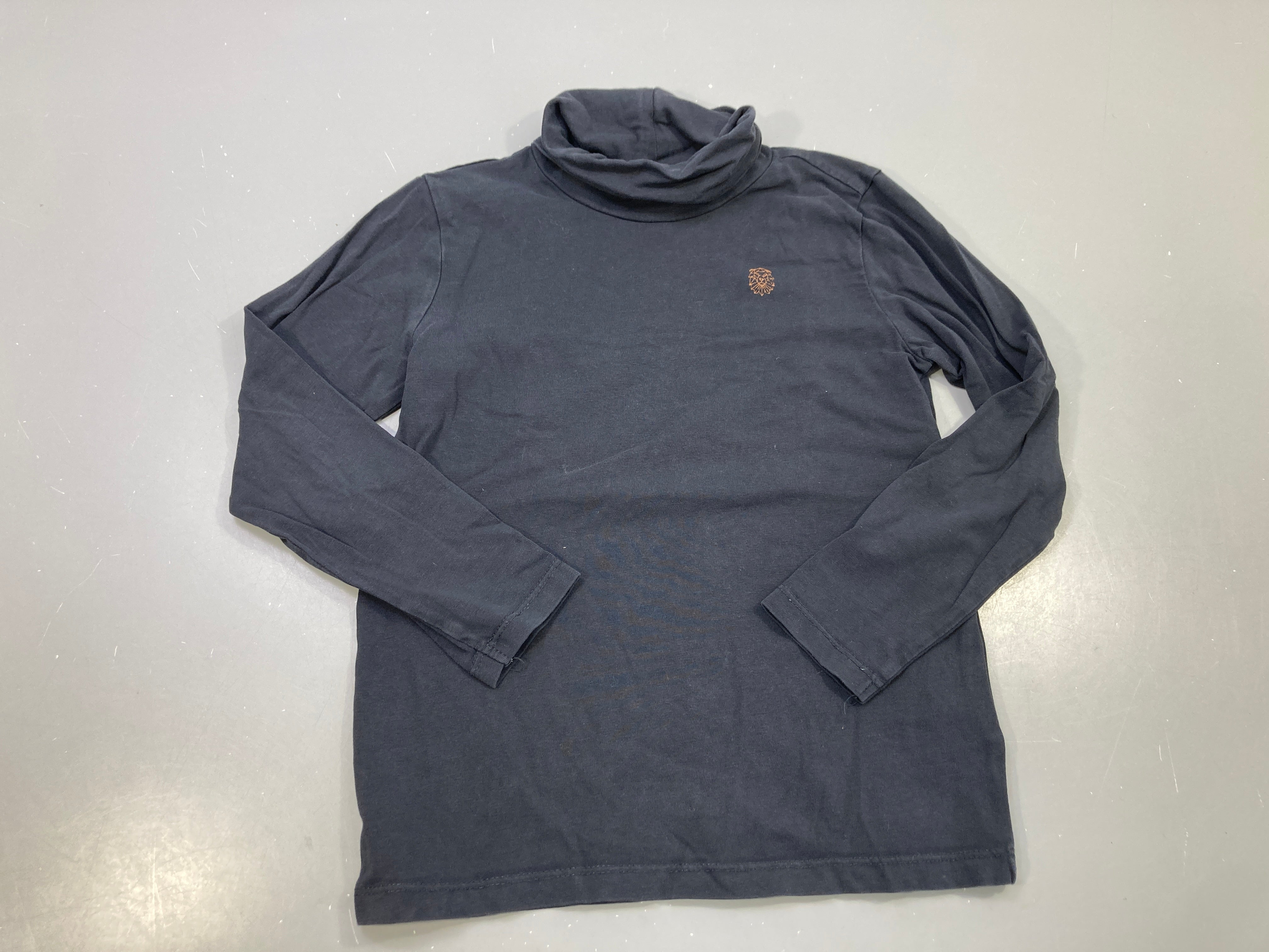 T-shirt m.l col roulé bleu marine, petit lion brodé caramel