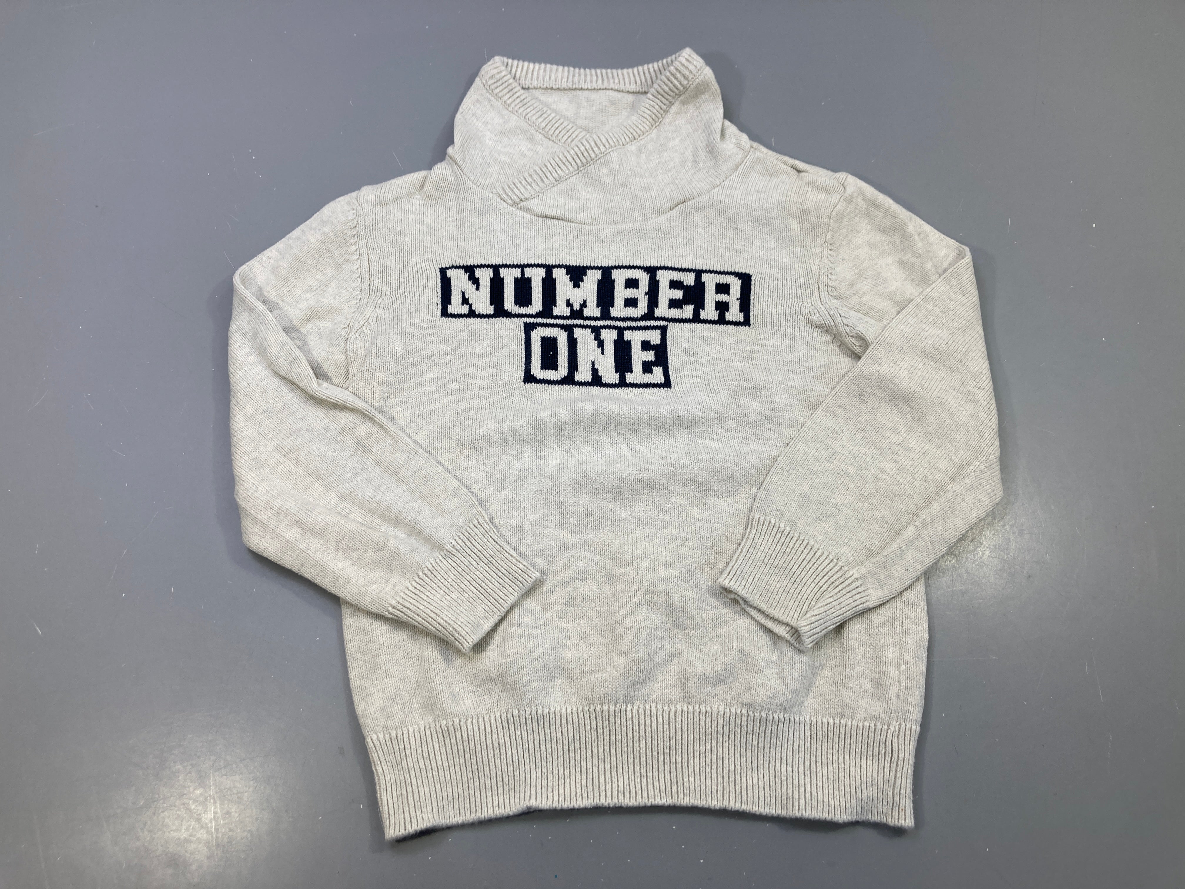 Pull gris chiné col croisé, motif Number One bleu marine