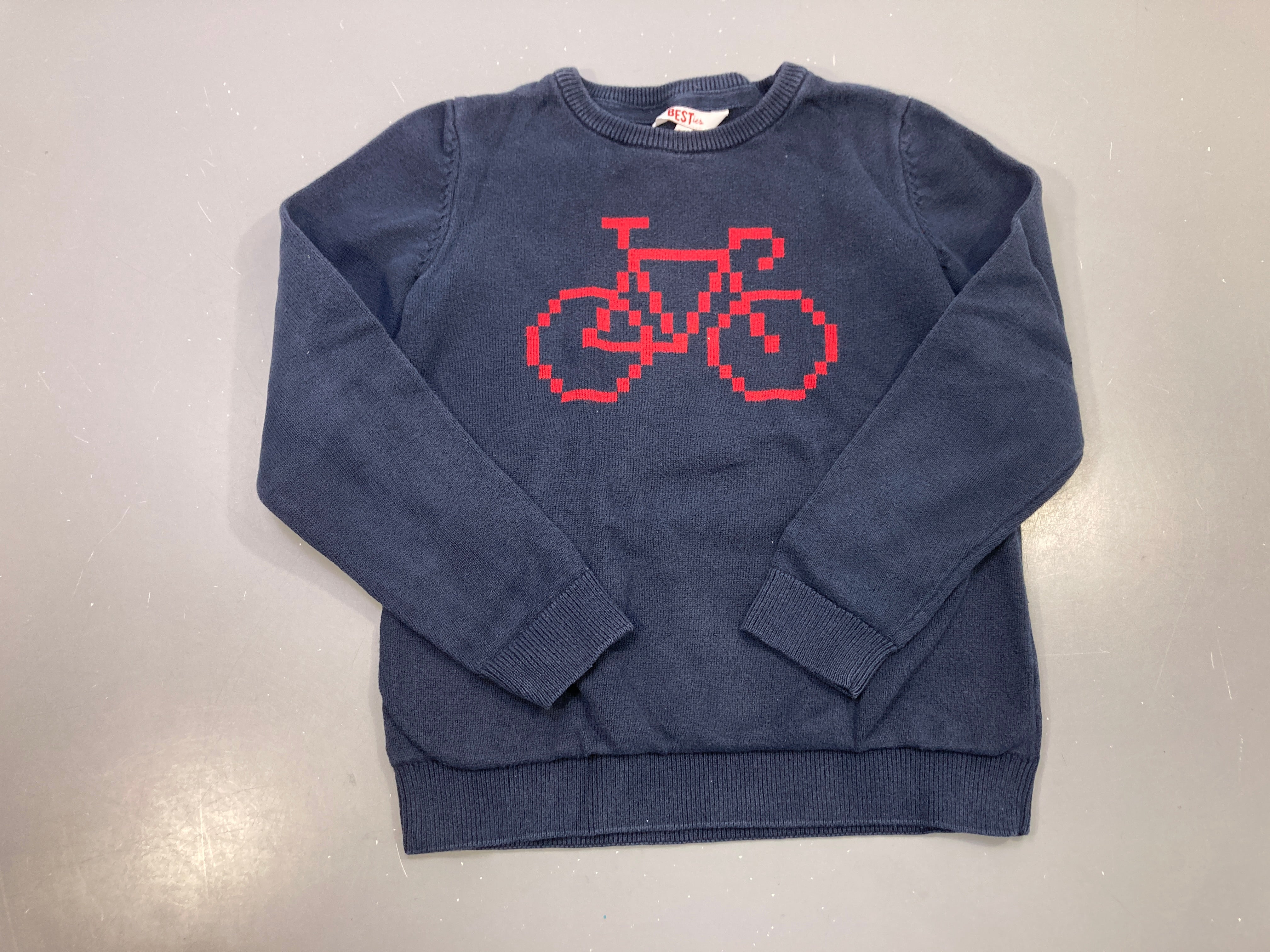 Pull bleu marine motif vélo pixel rouge Légèrement bouloché