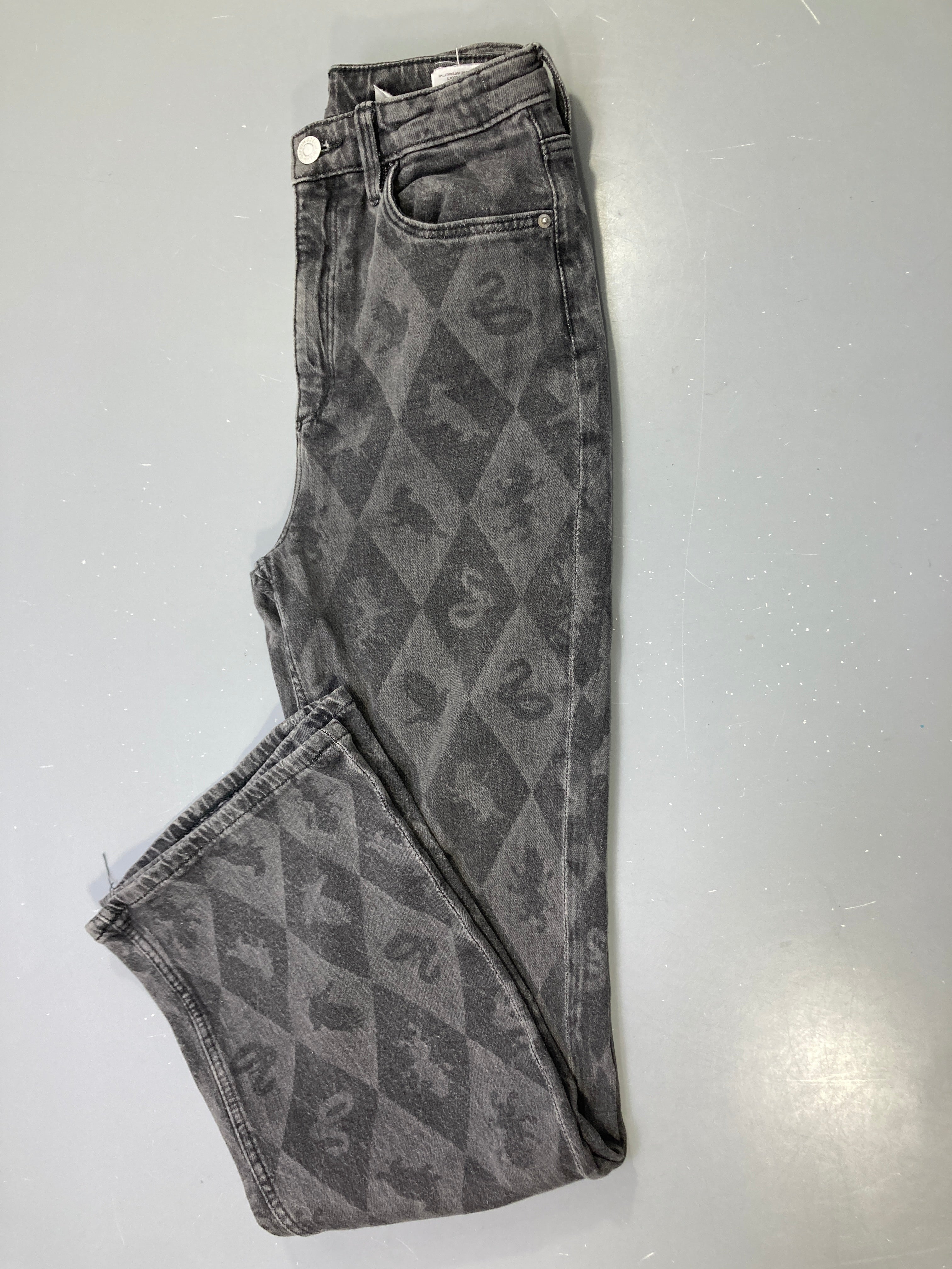 Pantalon jean gris délavé, motif losanges et animaux des maisons Poudlard