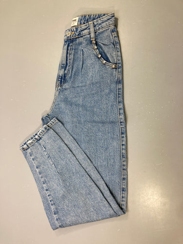 Pantalon jean bleu délavé coupe mom à pinces, strass sur poche, moins cher chez Petit Kiwi