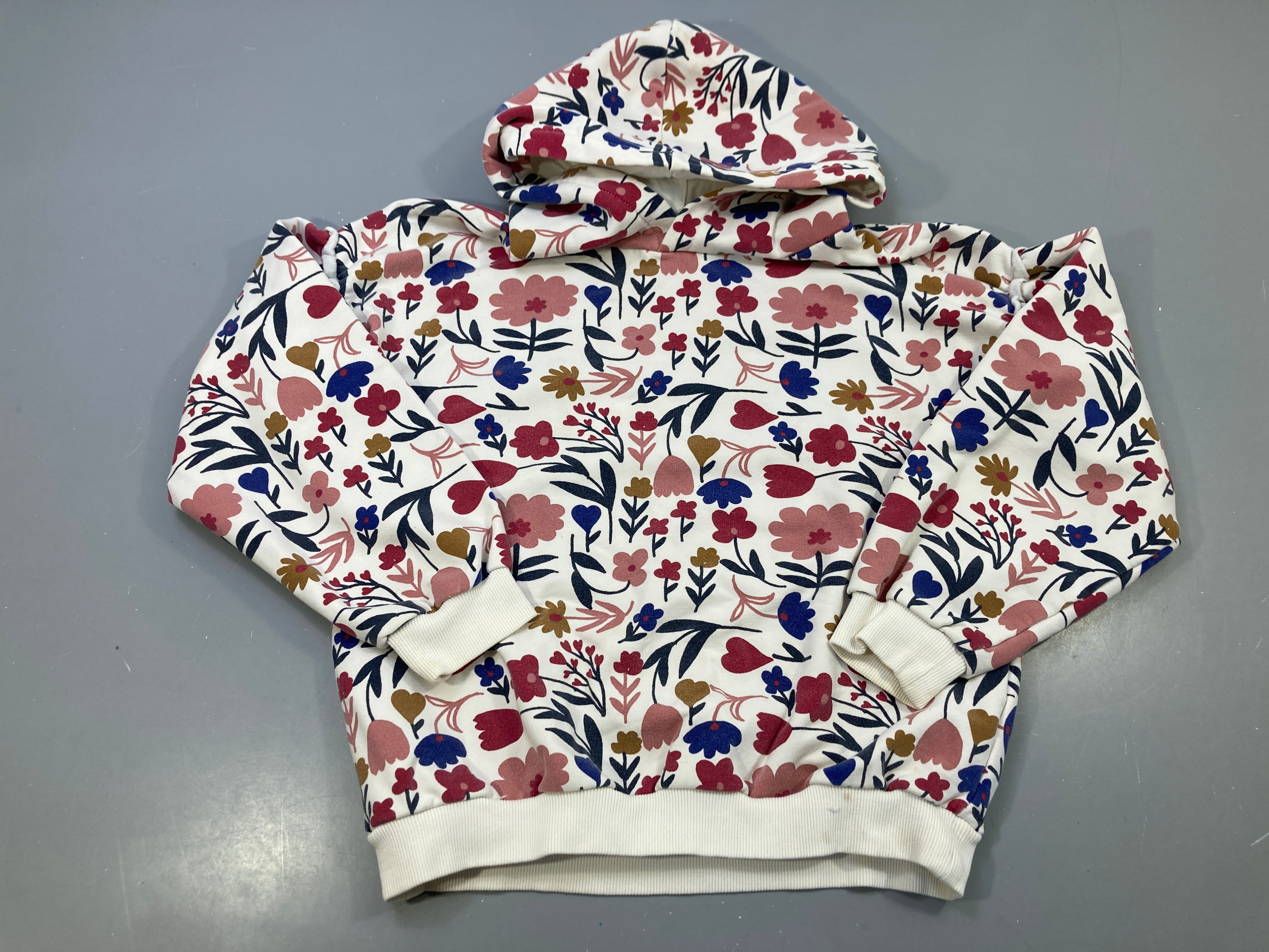 Sweat capuche écru motif fleurs roses, bordeaux et bleues