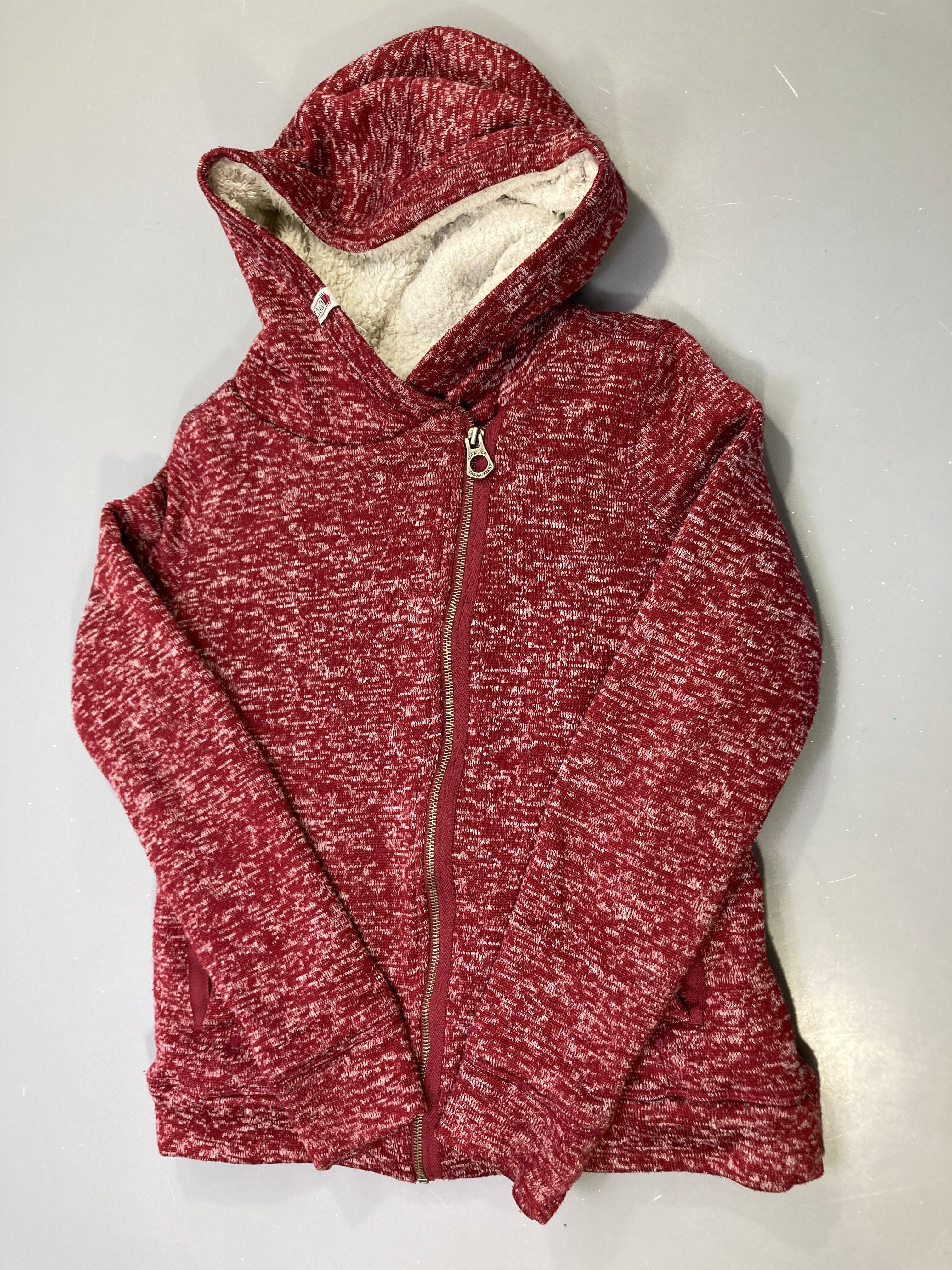 Gilet capuche bordeaux chiné zippé asymétrique, doublure sherpa écrue, bouloché