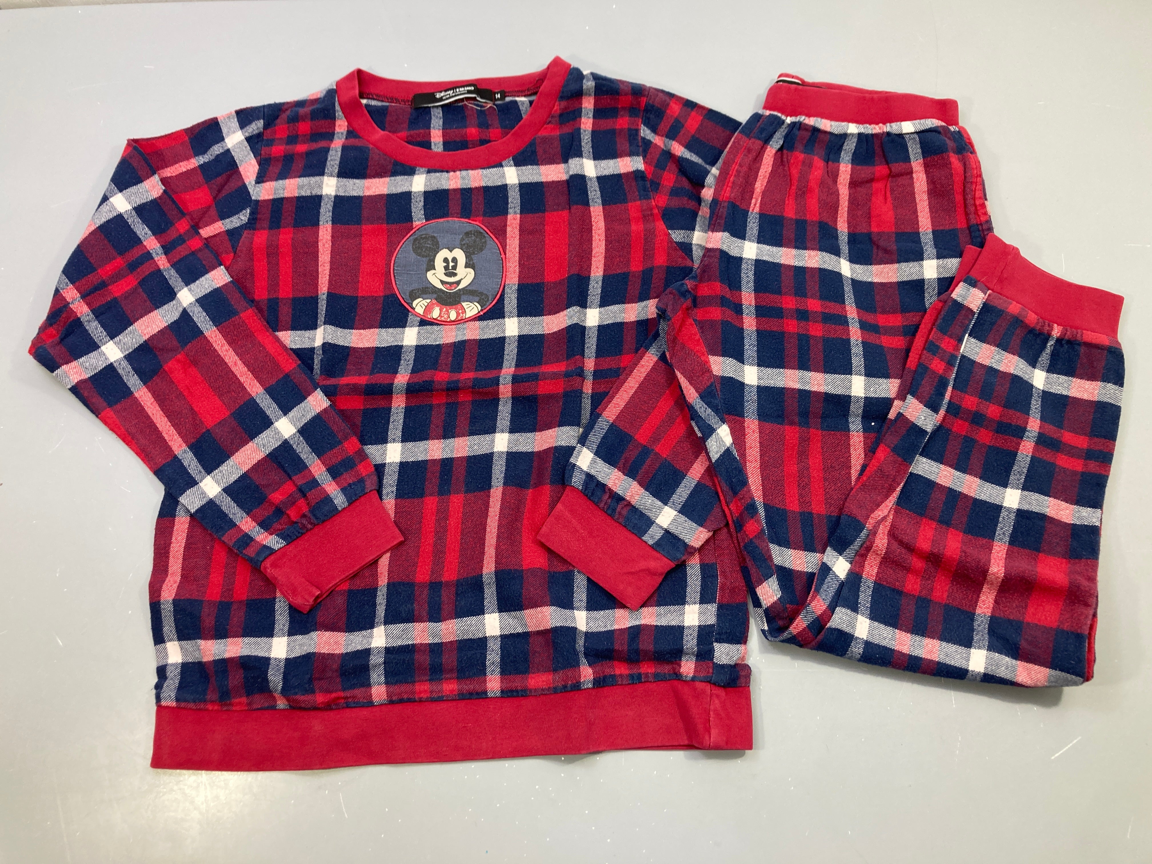 Pyjama 2pcs flanelle rouge et bleu marine à carreaux, écusson Mickey, bouloché