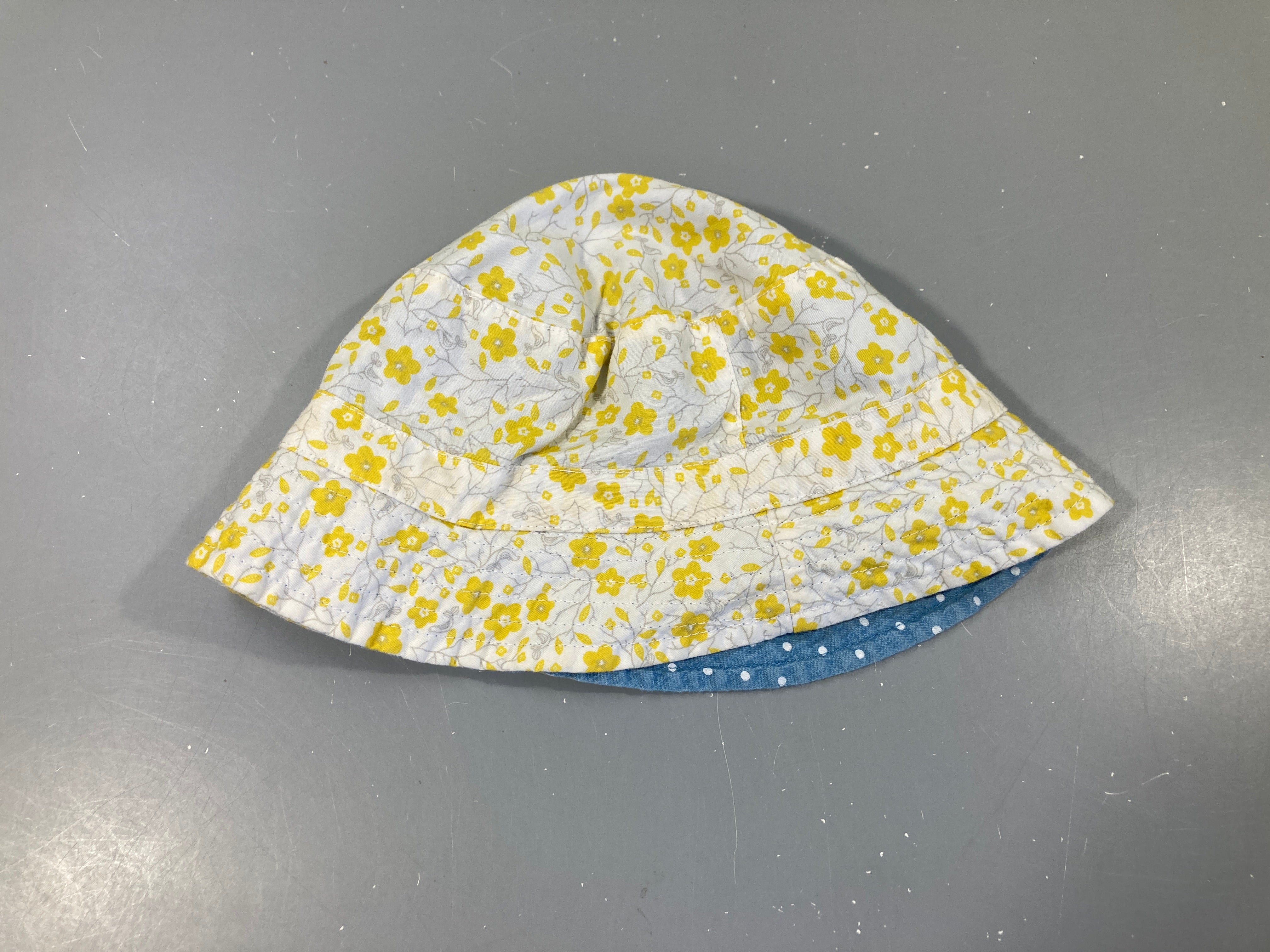 Chapeau réversible blanc fleurs jaunes/ bleu pois blancs