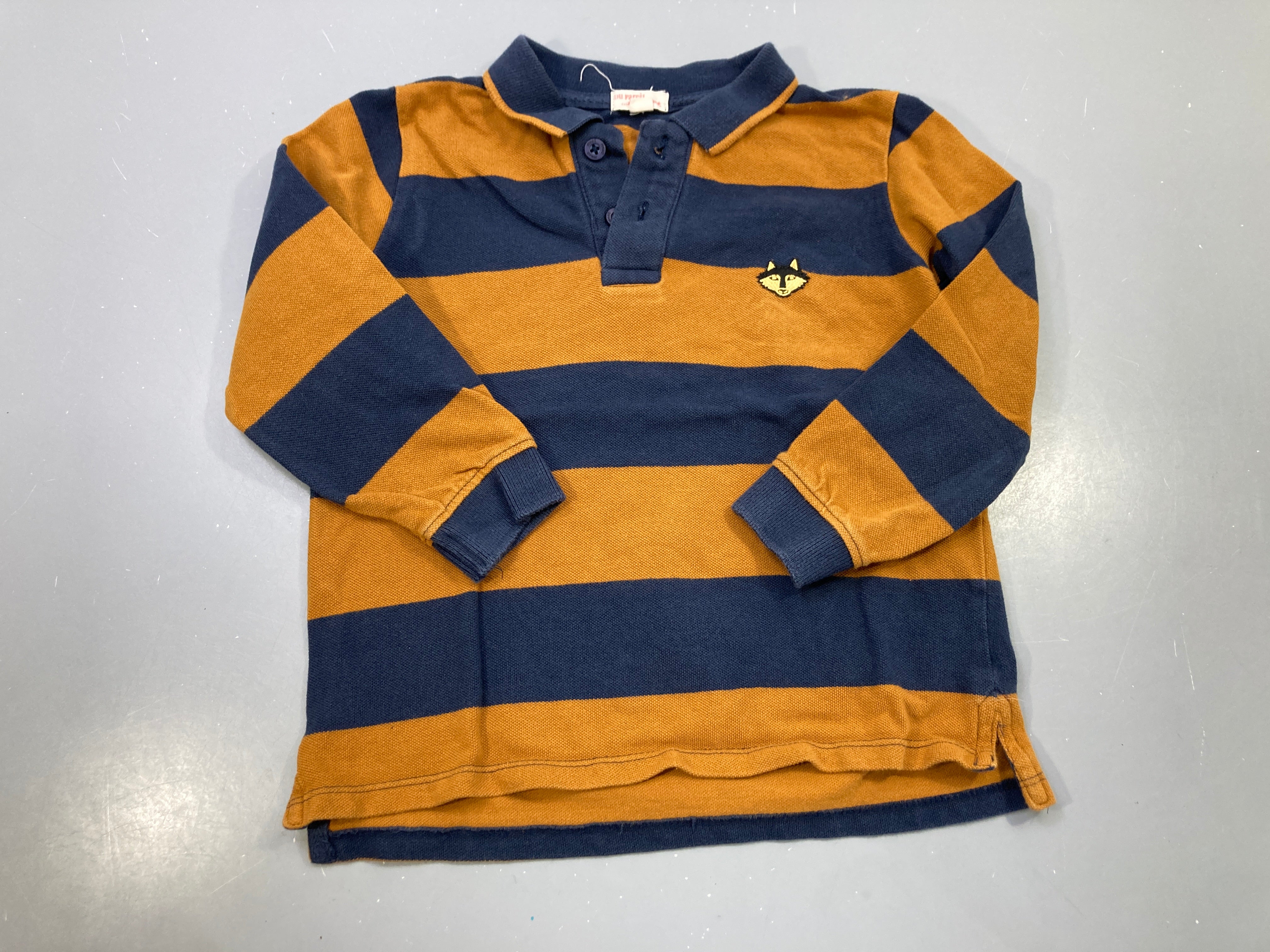 Polo m.l rayé camel et bleu marine, écusson loup brodé