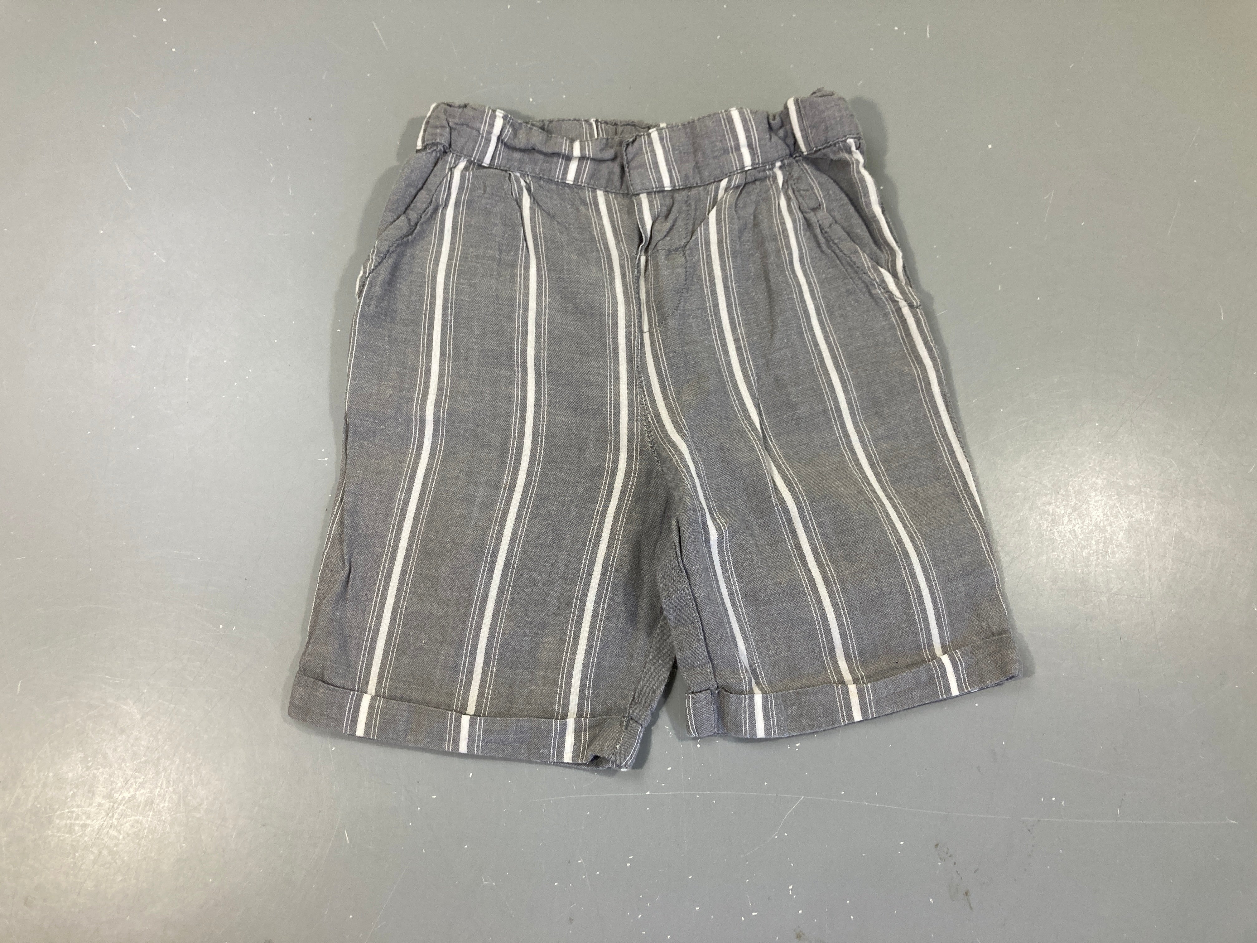 Bermuda léger gris ligné blanc