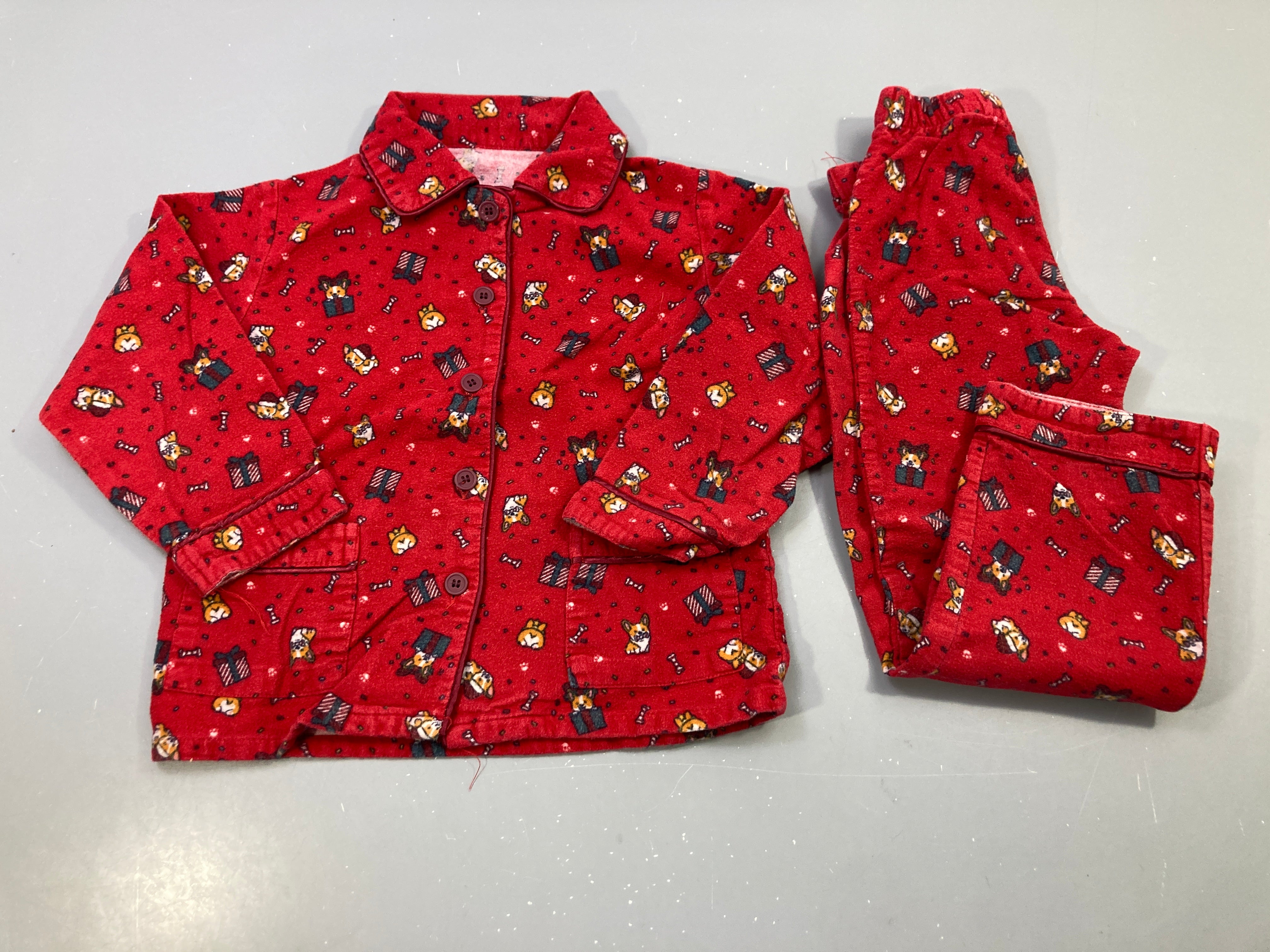 Pyjama 2pcs flanelle rouge motif corgis et cadeaux, veste boutonnée
