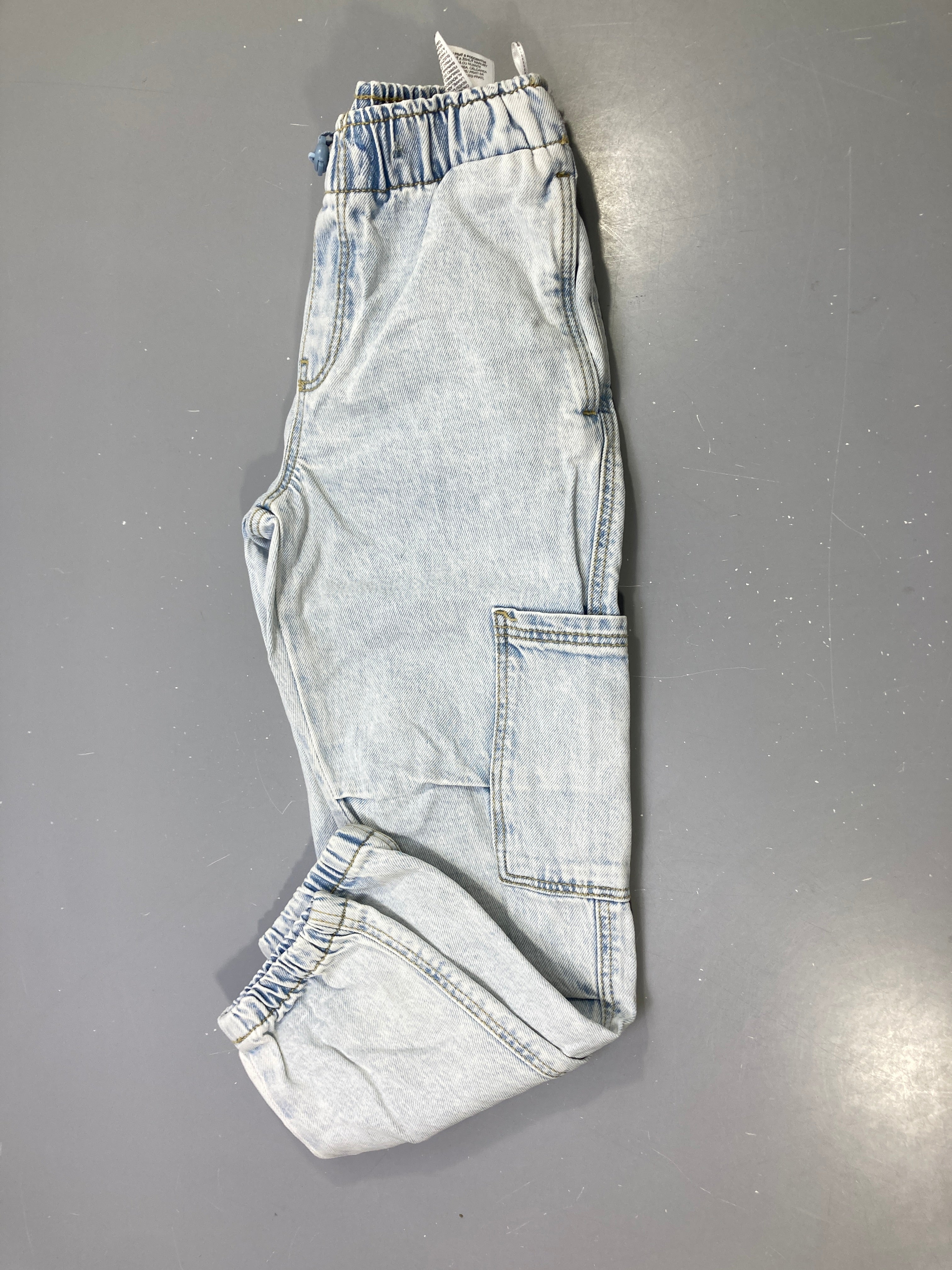 Pantalon jean bleu clair délavé jogger cargo, taille et chevilles élastiques