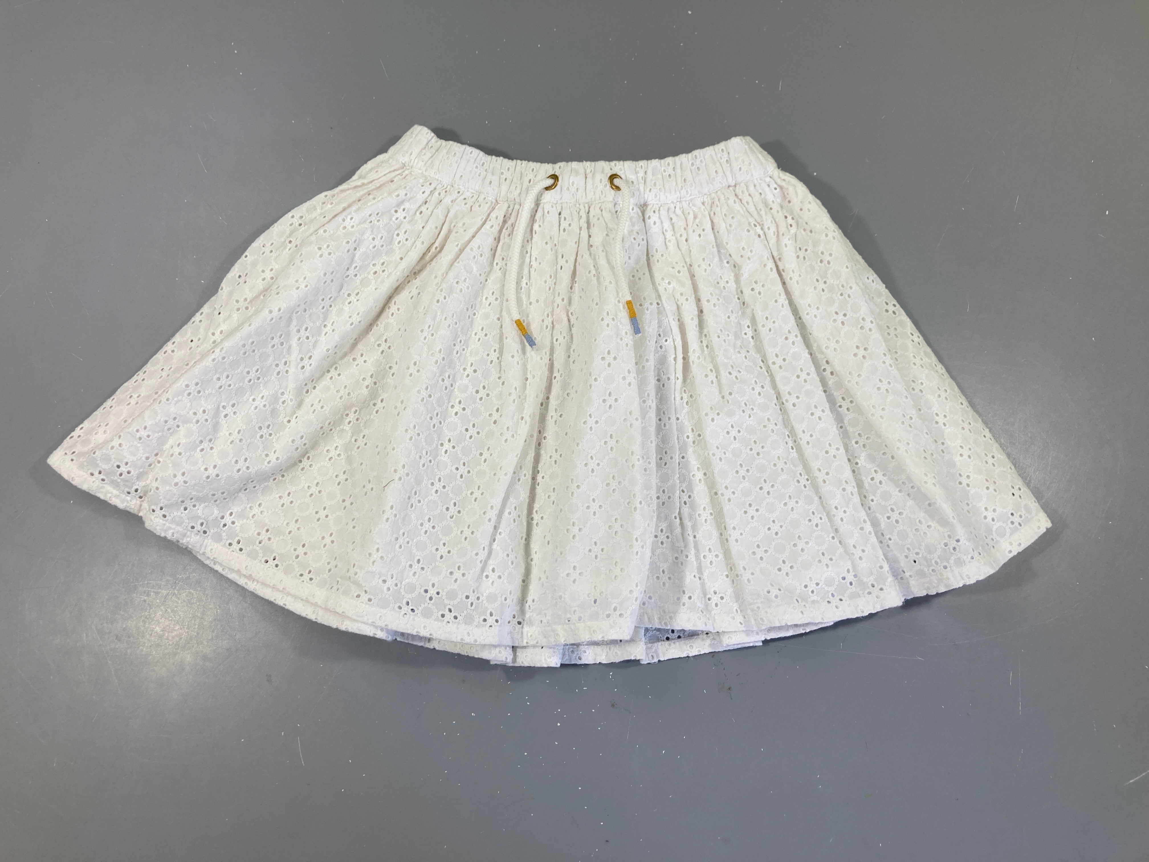Jupe blanche doublé ajourée dentelle