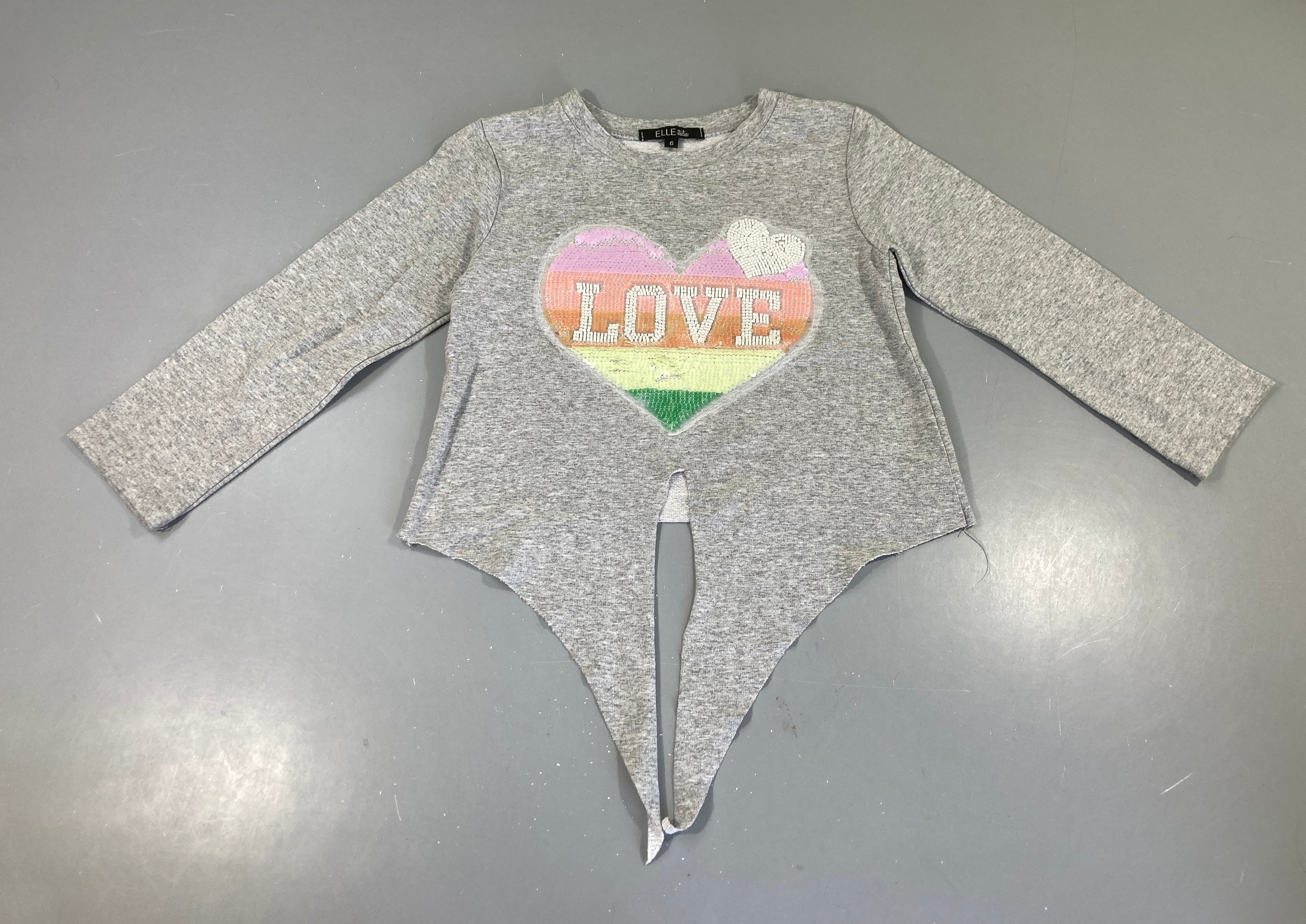 T-shirt m.l gris chiné perles-sequins LOVE- petit accorc près du noeud à faire