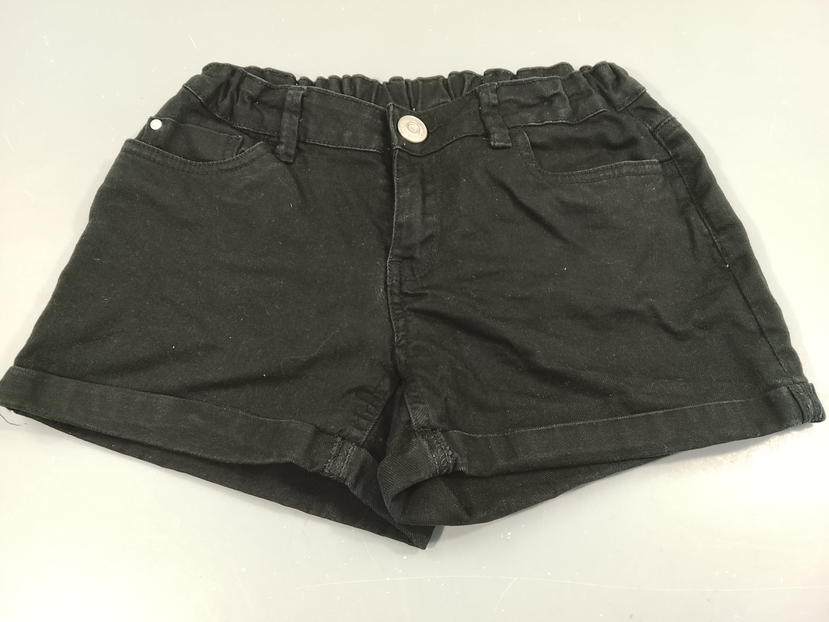 Short denim noir à revers