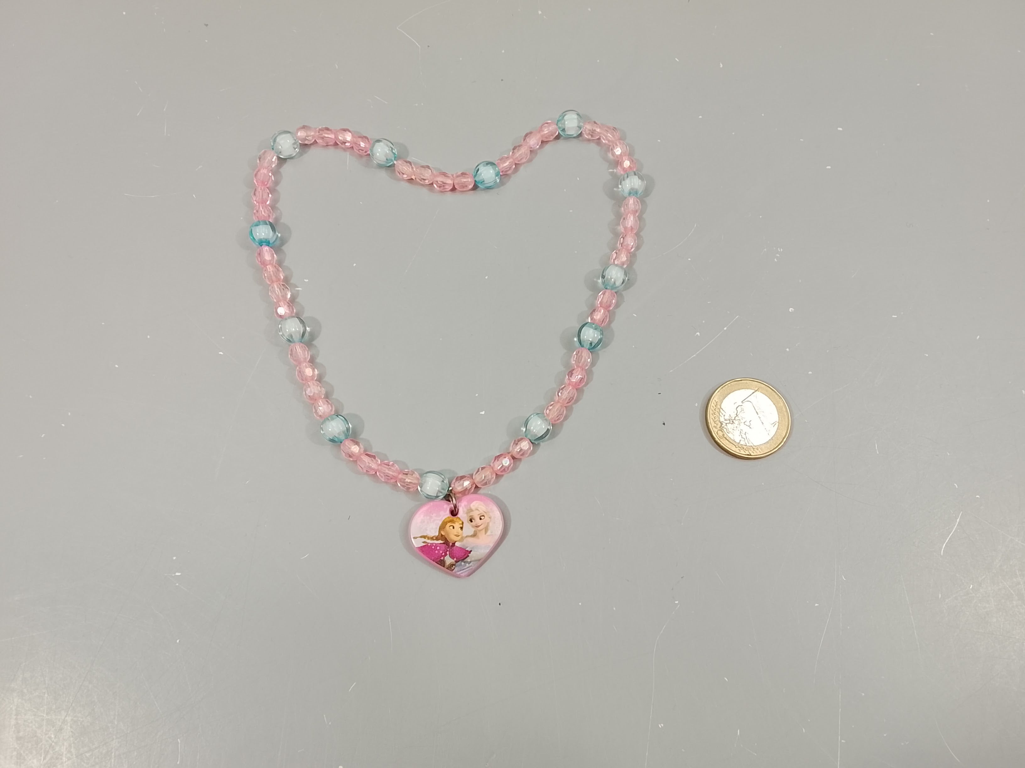 Collier perles rose, bleu, médaillon coeur Anna et Elsa Reine des neiges