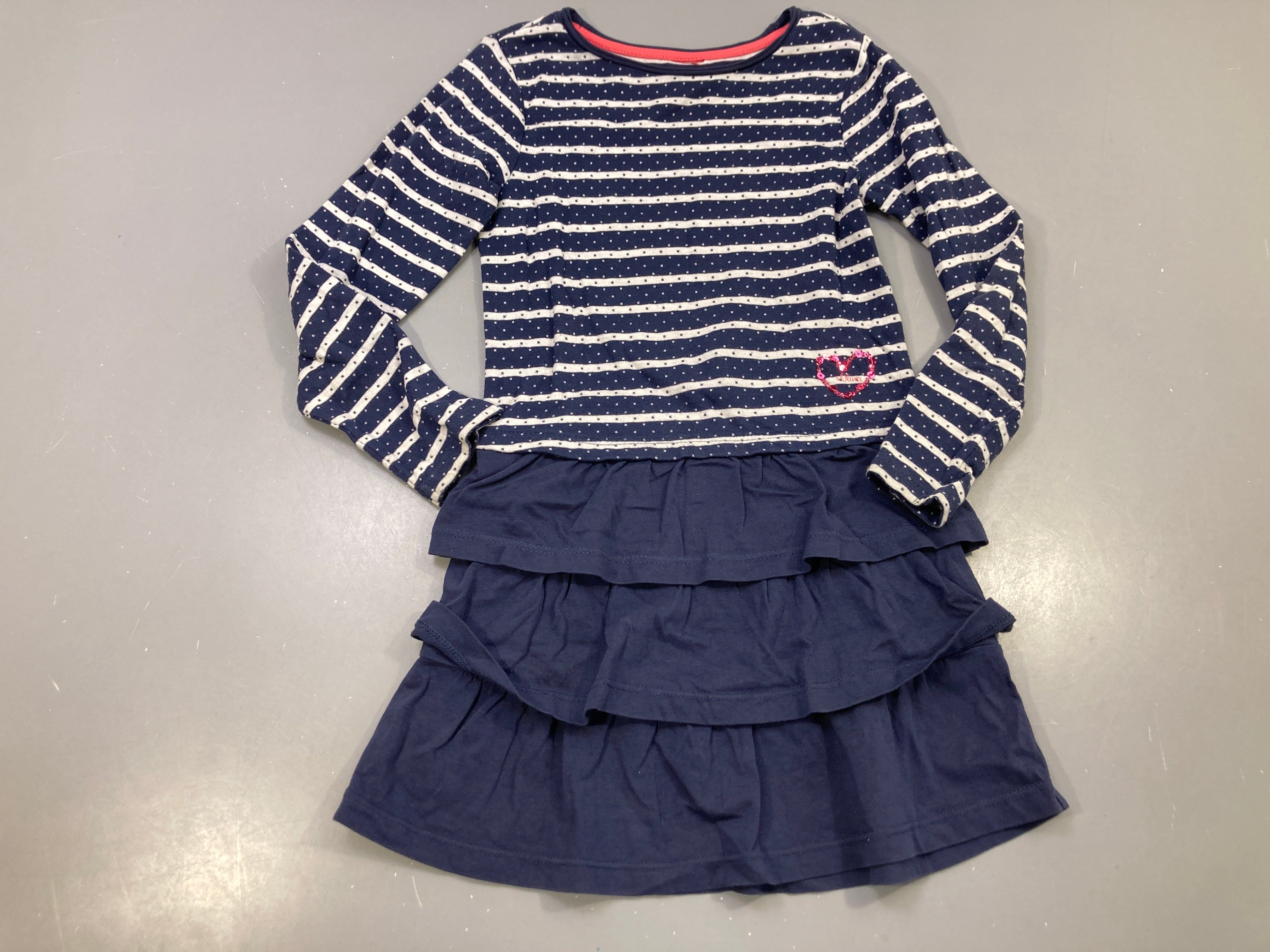 Robe m.l jersey bleu marine rayée blanc à pois, jupe volants, cœur sequins