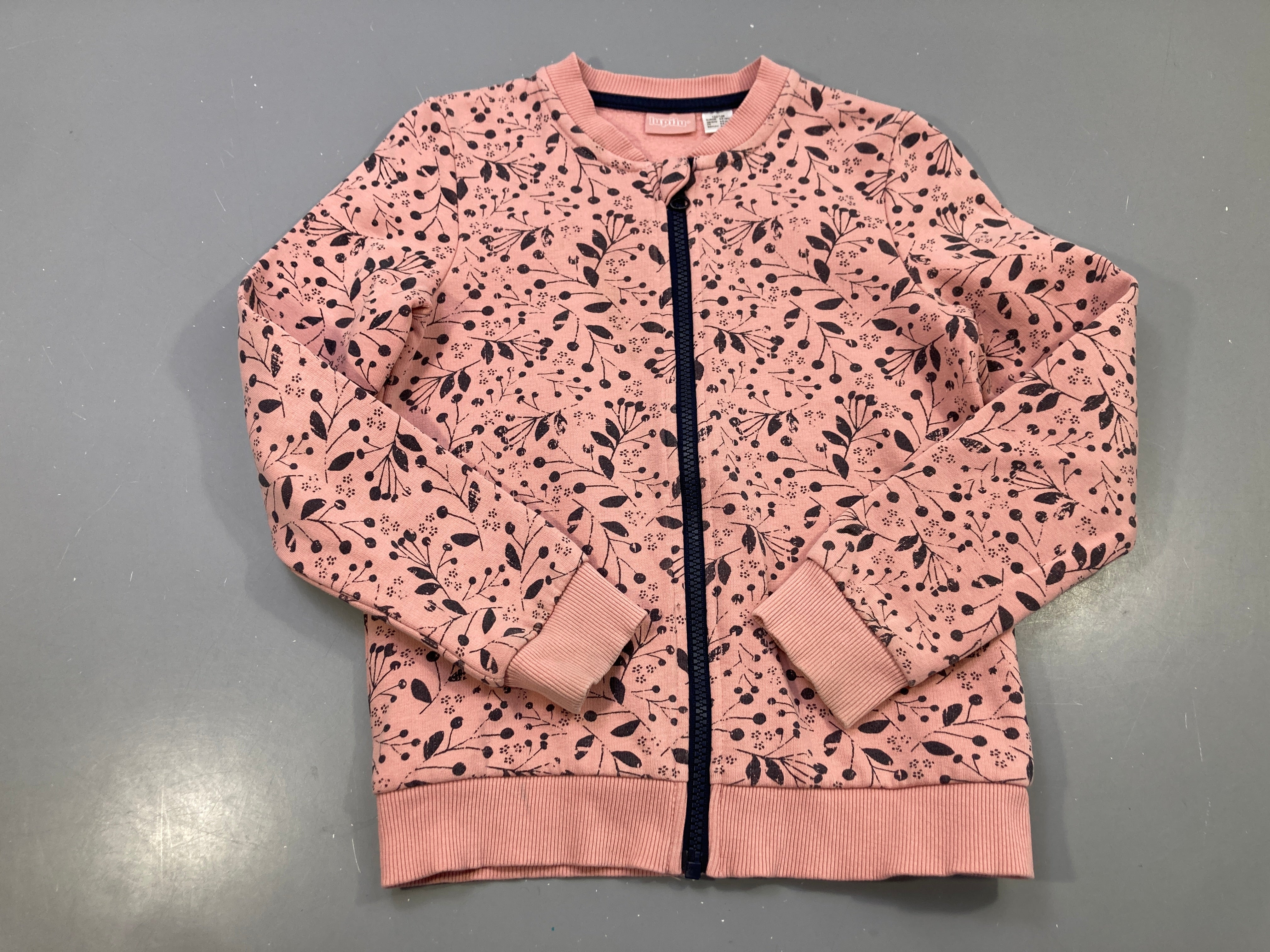 Sweat zippé rose feuilles et baies bleu marine