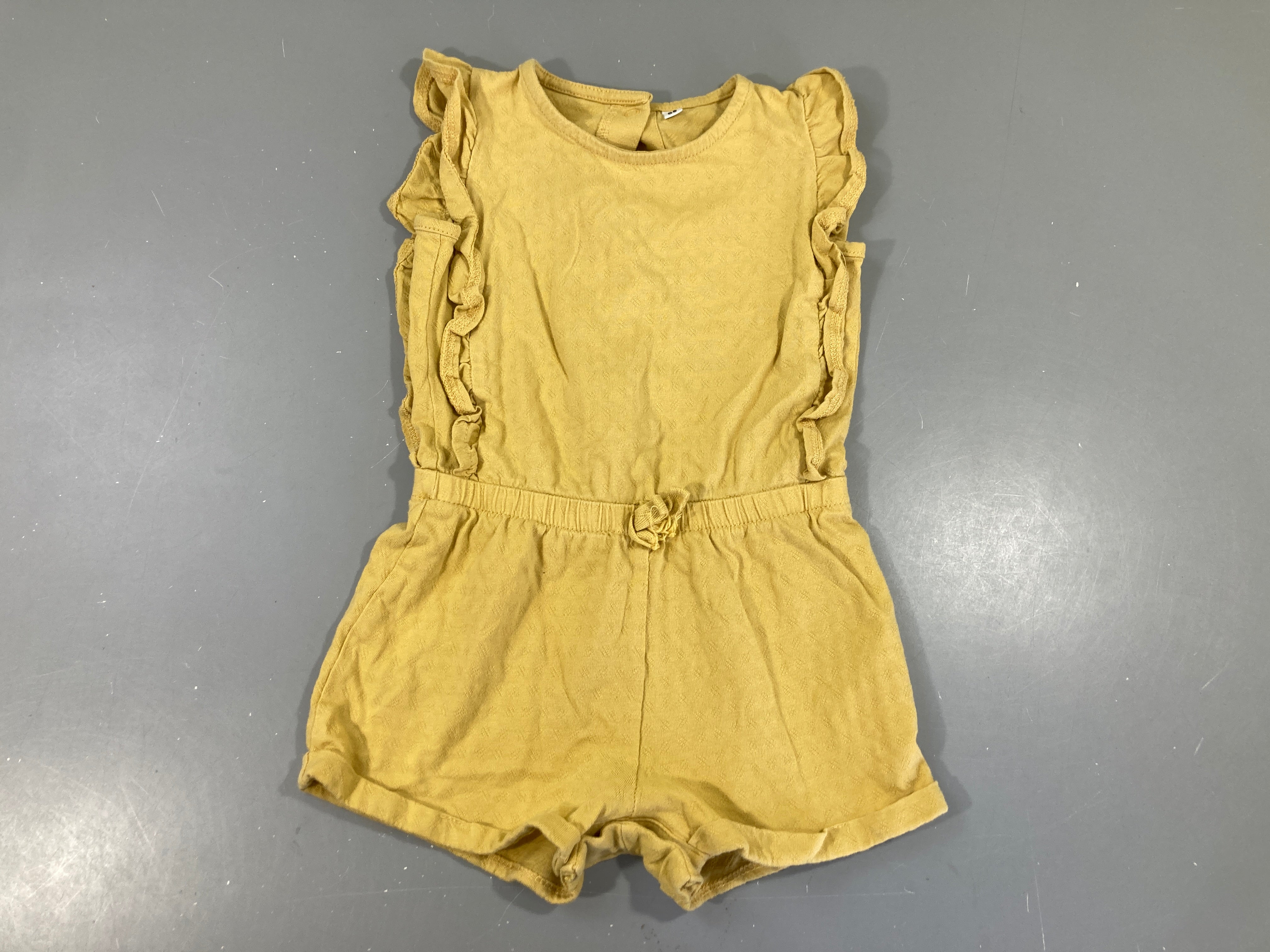 Combishort jaune légèrement décoloré froufrou