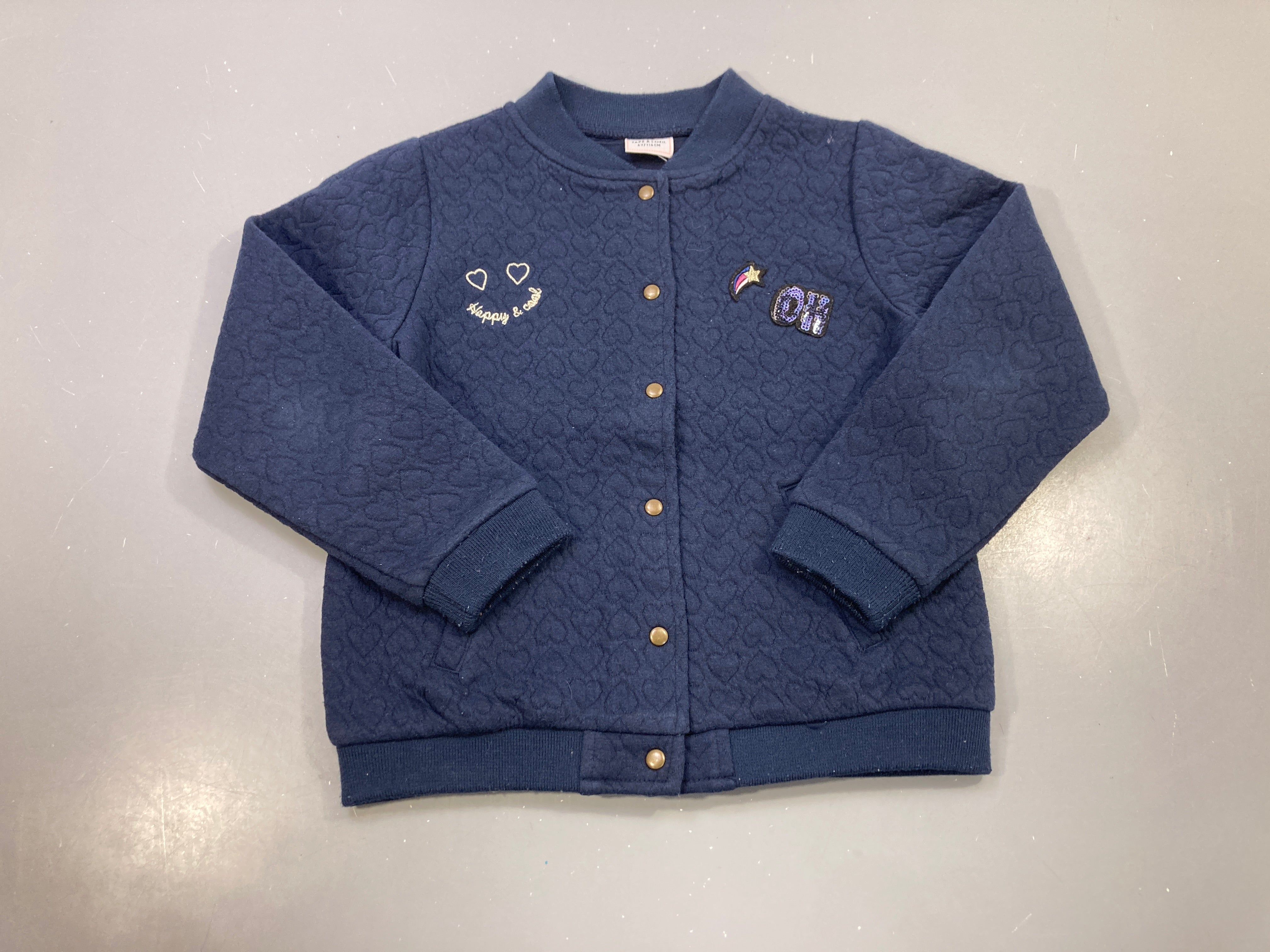 Gilet bleu marine matelassé cœurs, boutons pression, écussons sequins 