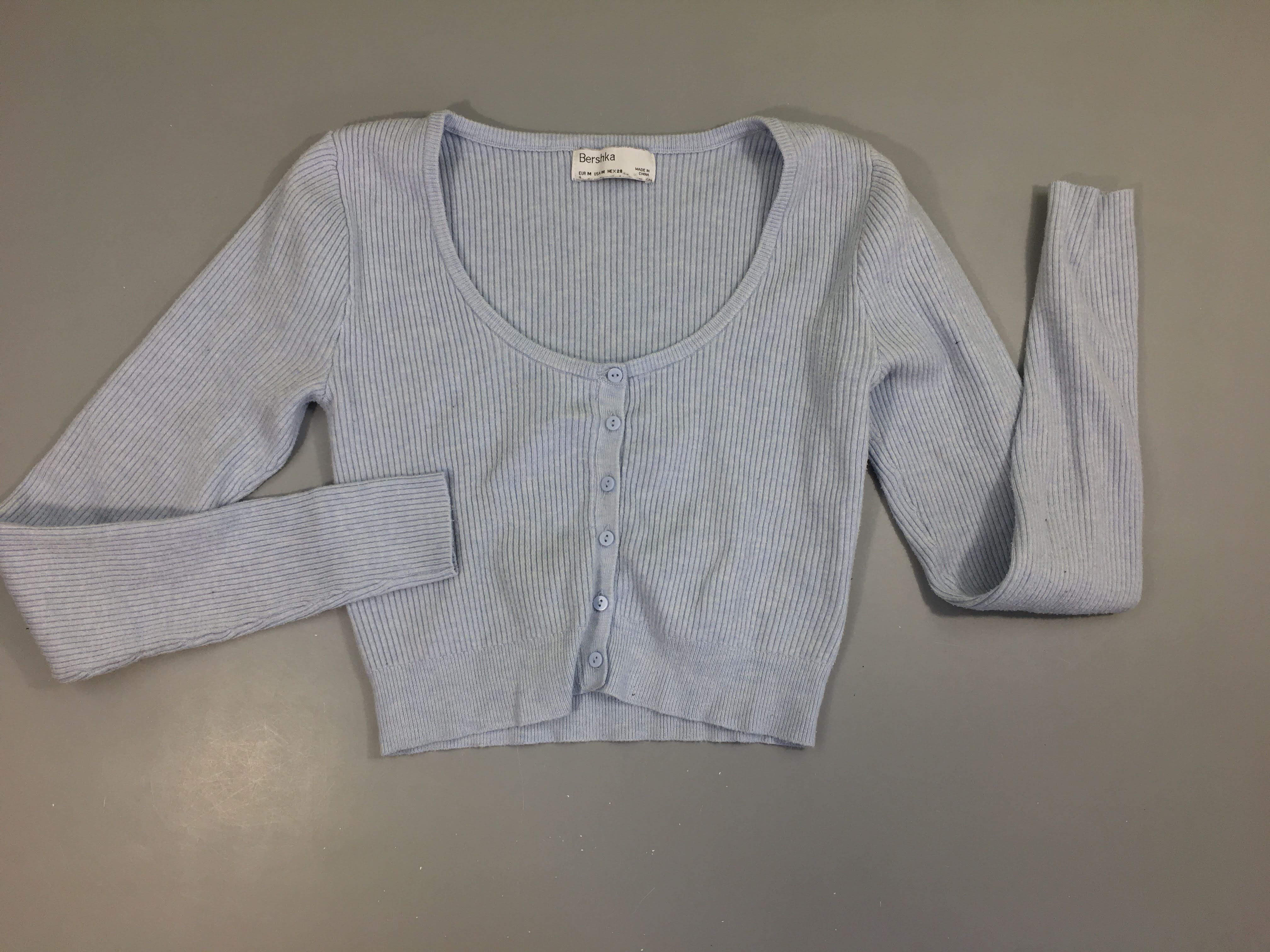 Gilet bleuclair légèrement bouloché