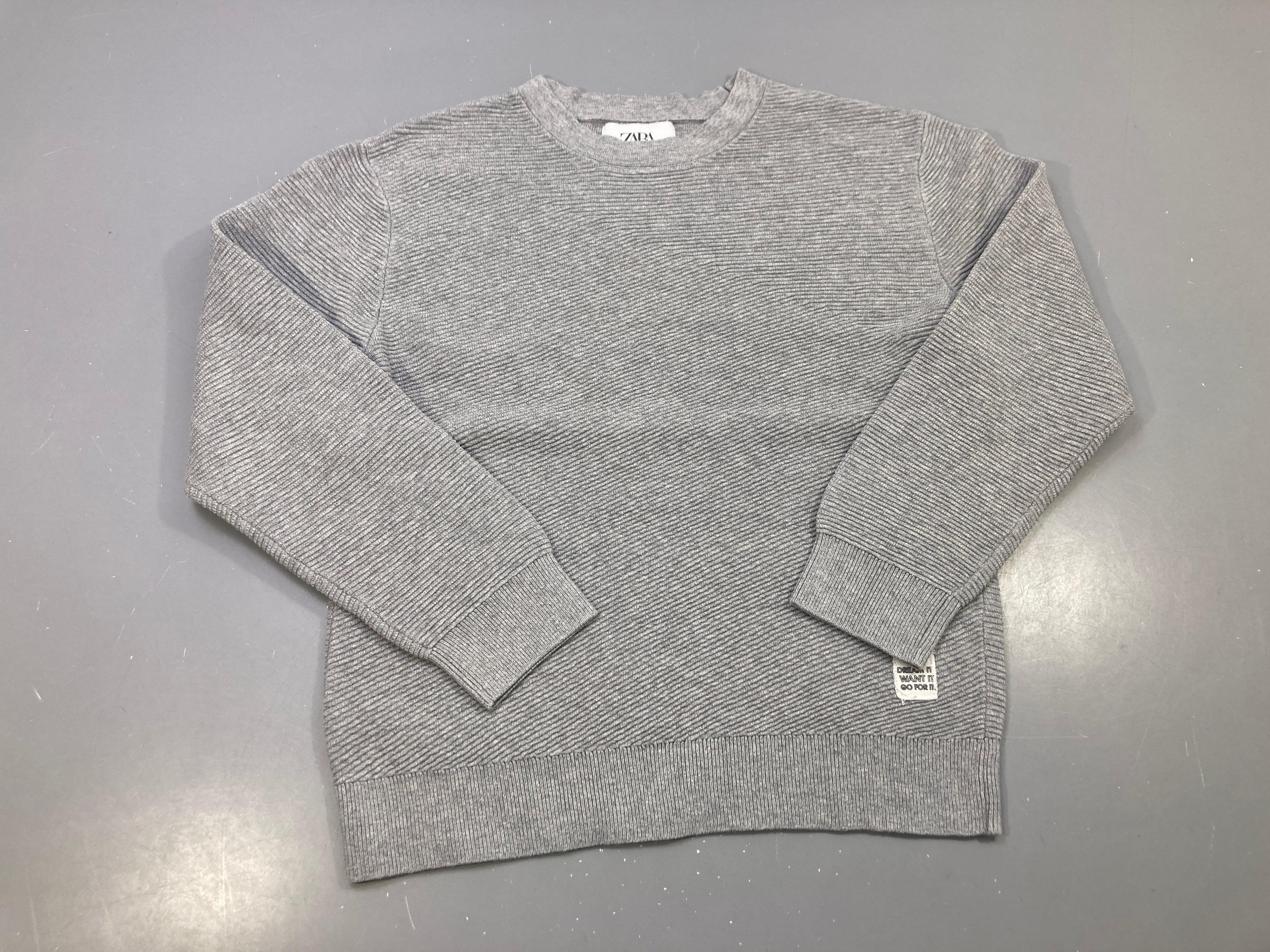 Pull gris chiné côtes diagonales, légèrement bouloché