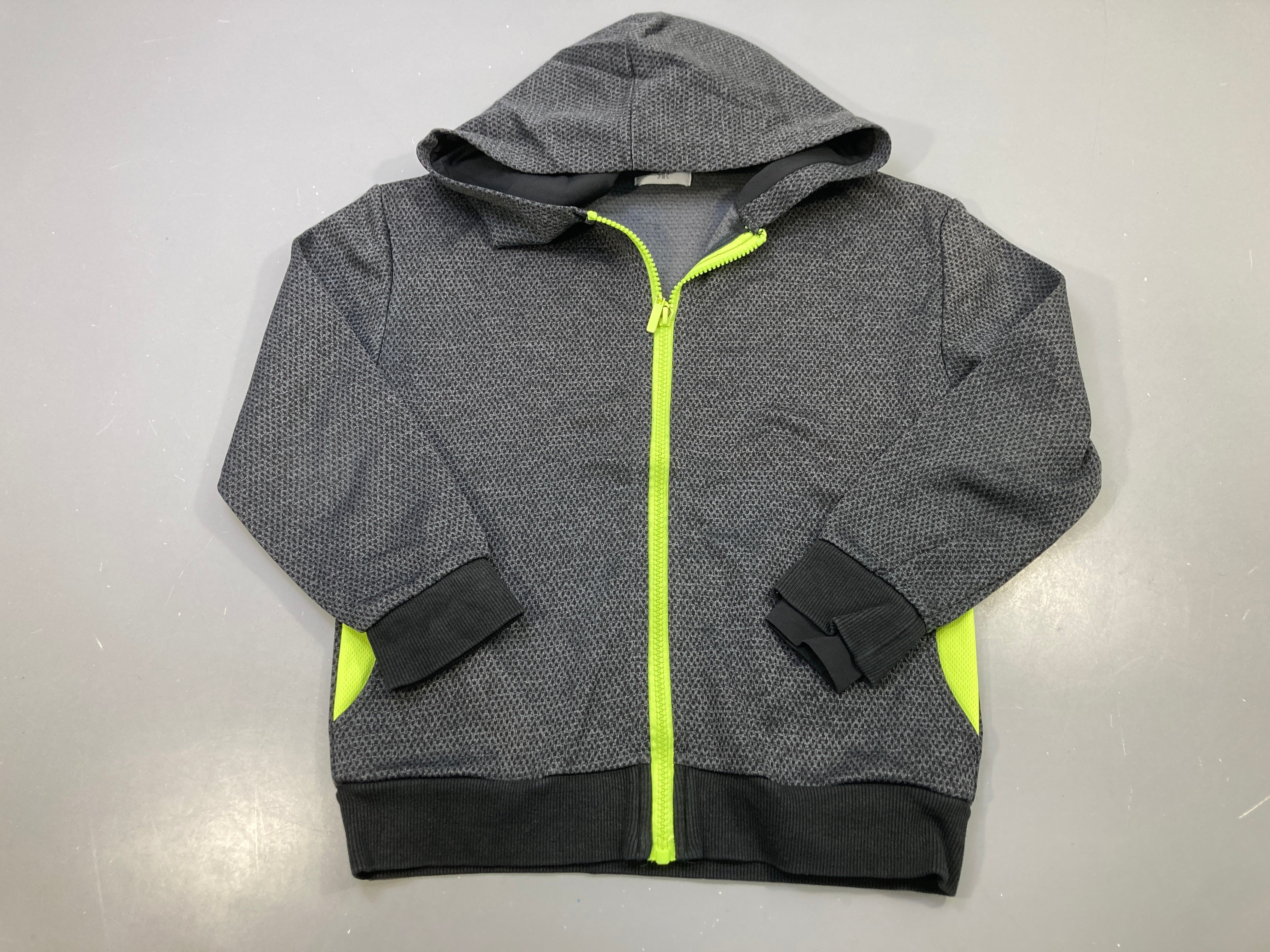 Sweat zippé capuche gris anthracite, détails jaune fluo