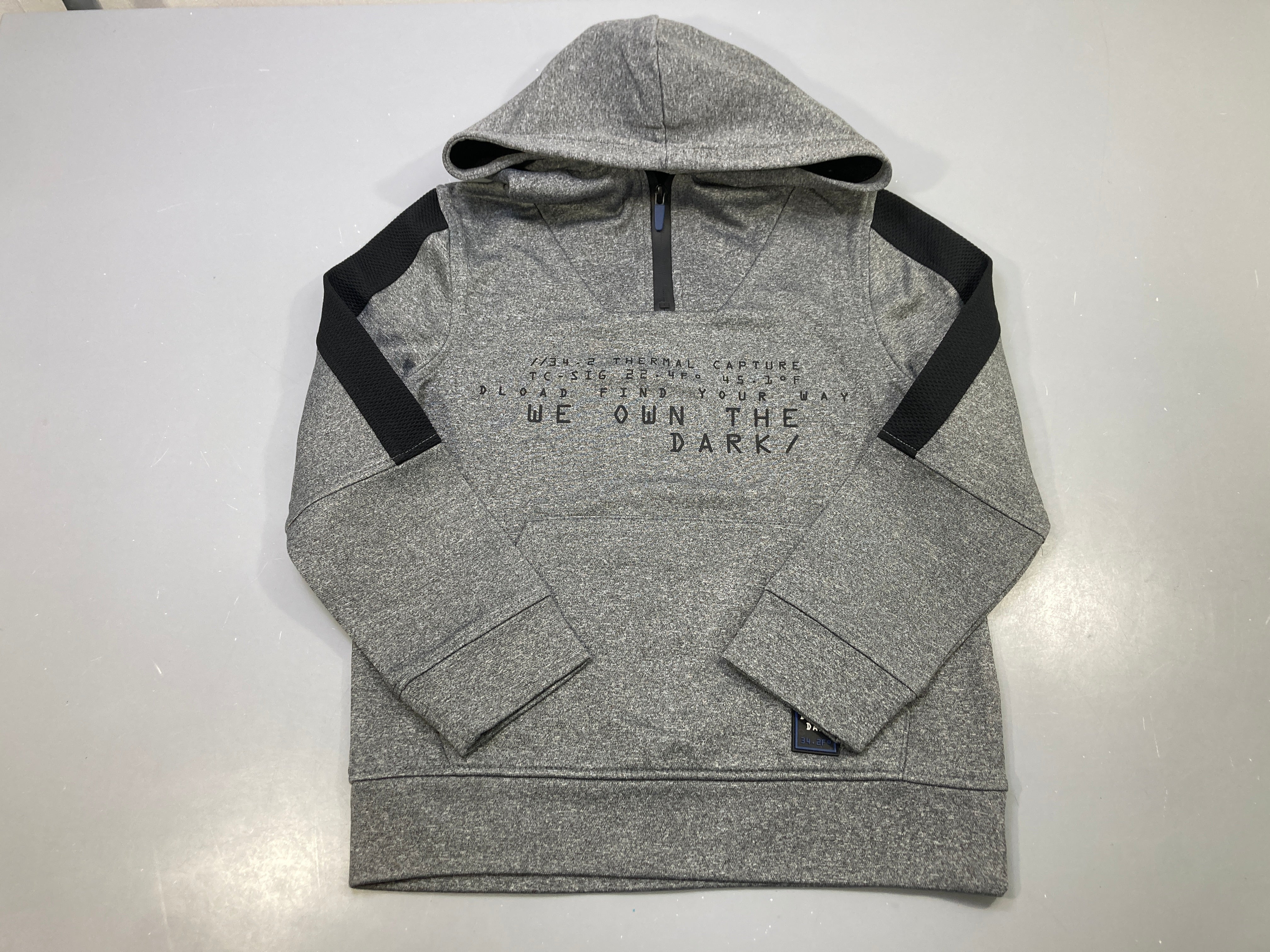 Sweat capuche gris chiné col zippé, bandes noires épaules, imprimé texte noir