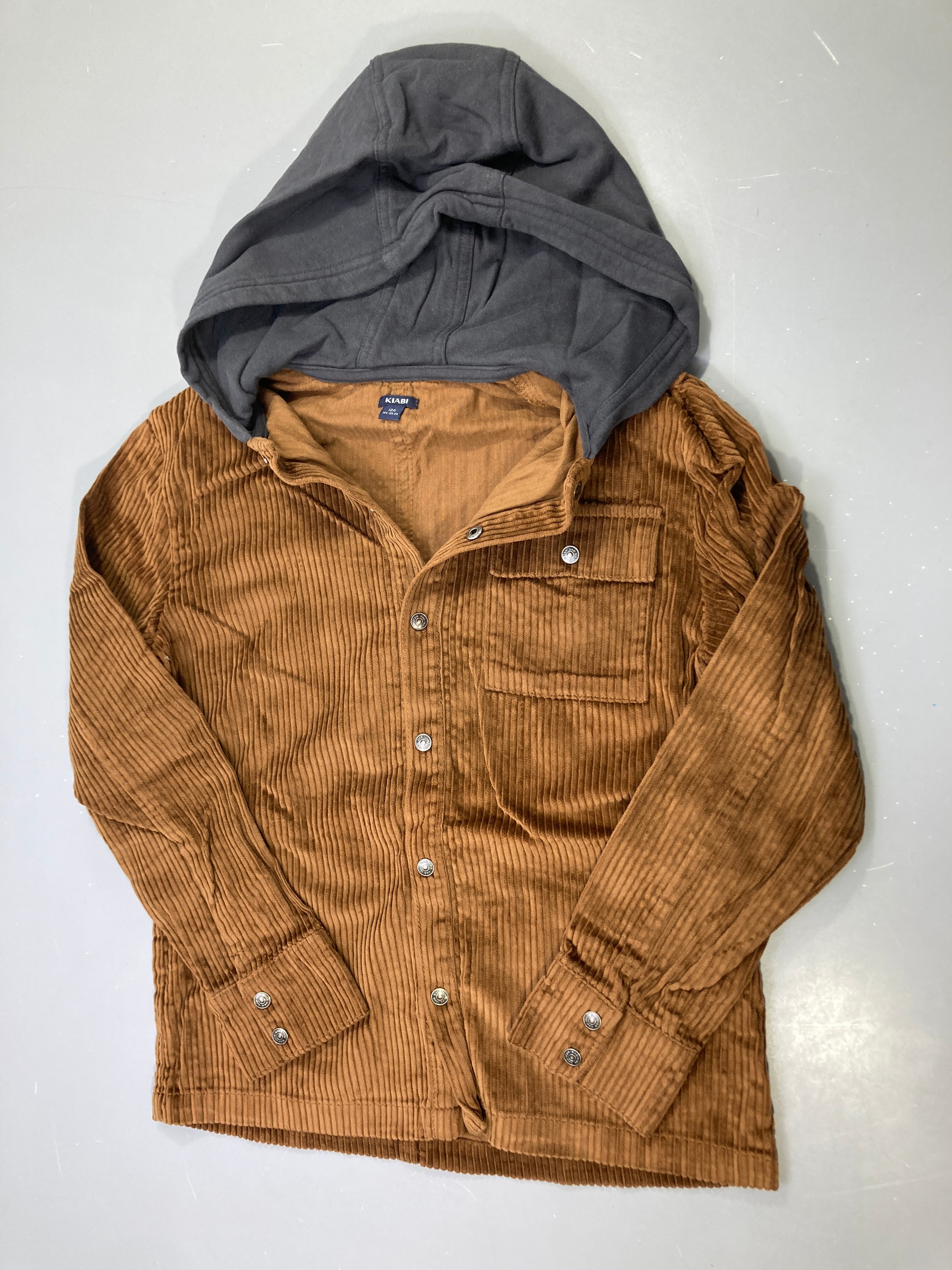 Chemise m.l velours côtelé brune, capuche gris anthracite, boutons pression