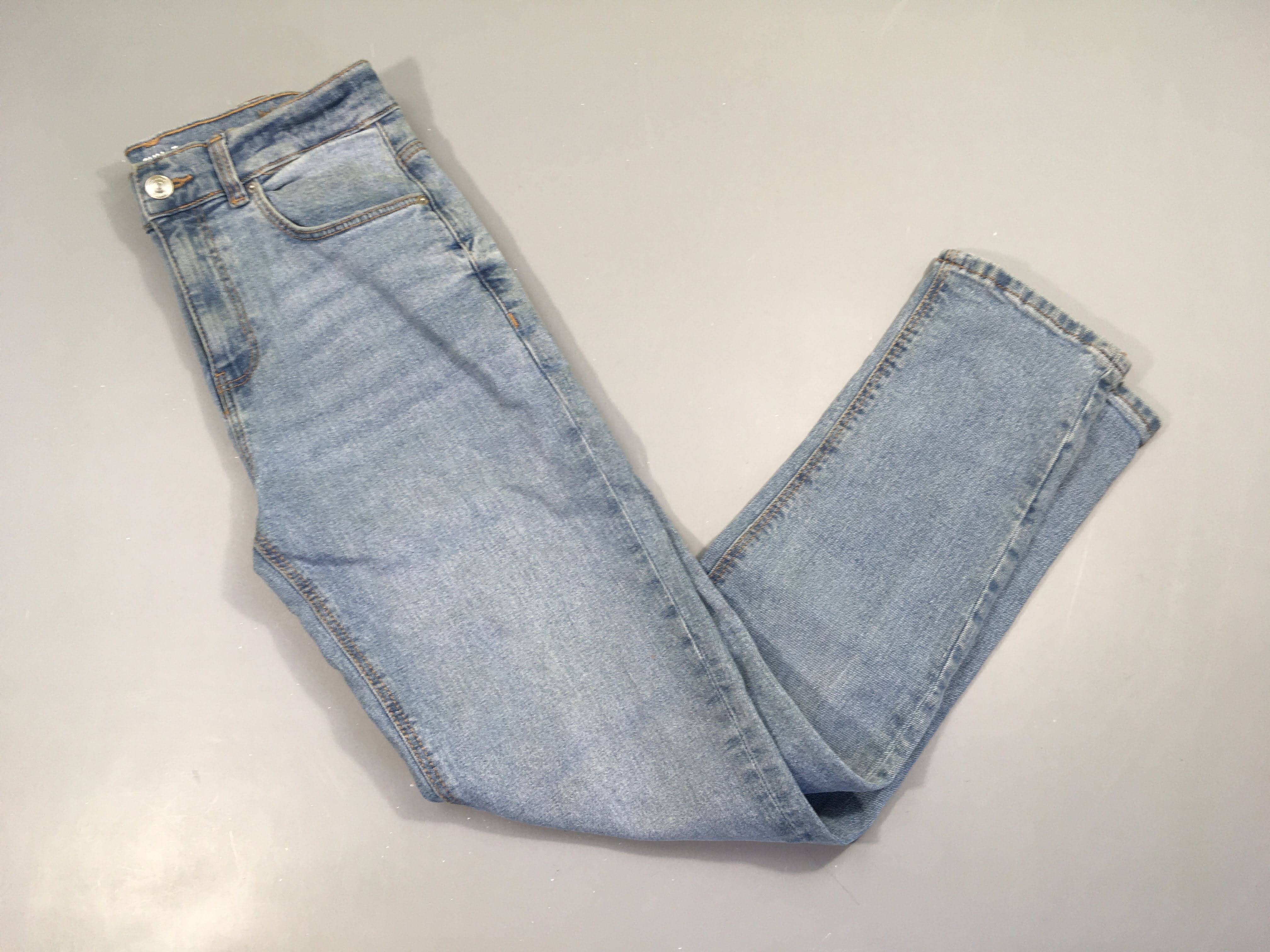 Pantalon denim clair slim, effet taché