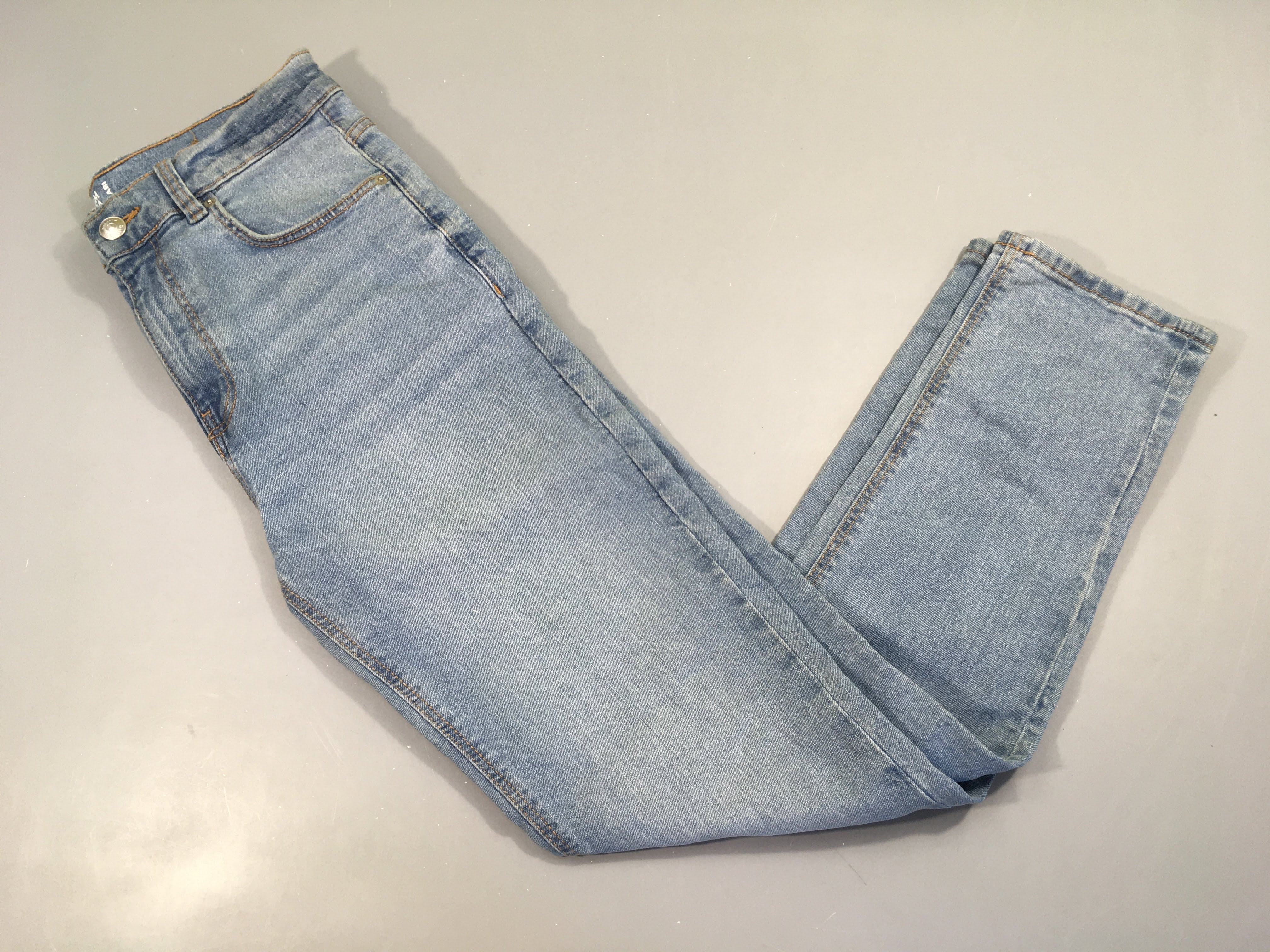 Pantalon denim clair slim, effet taché