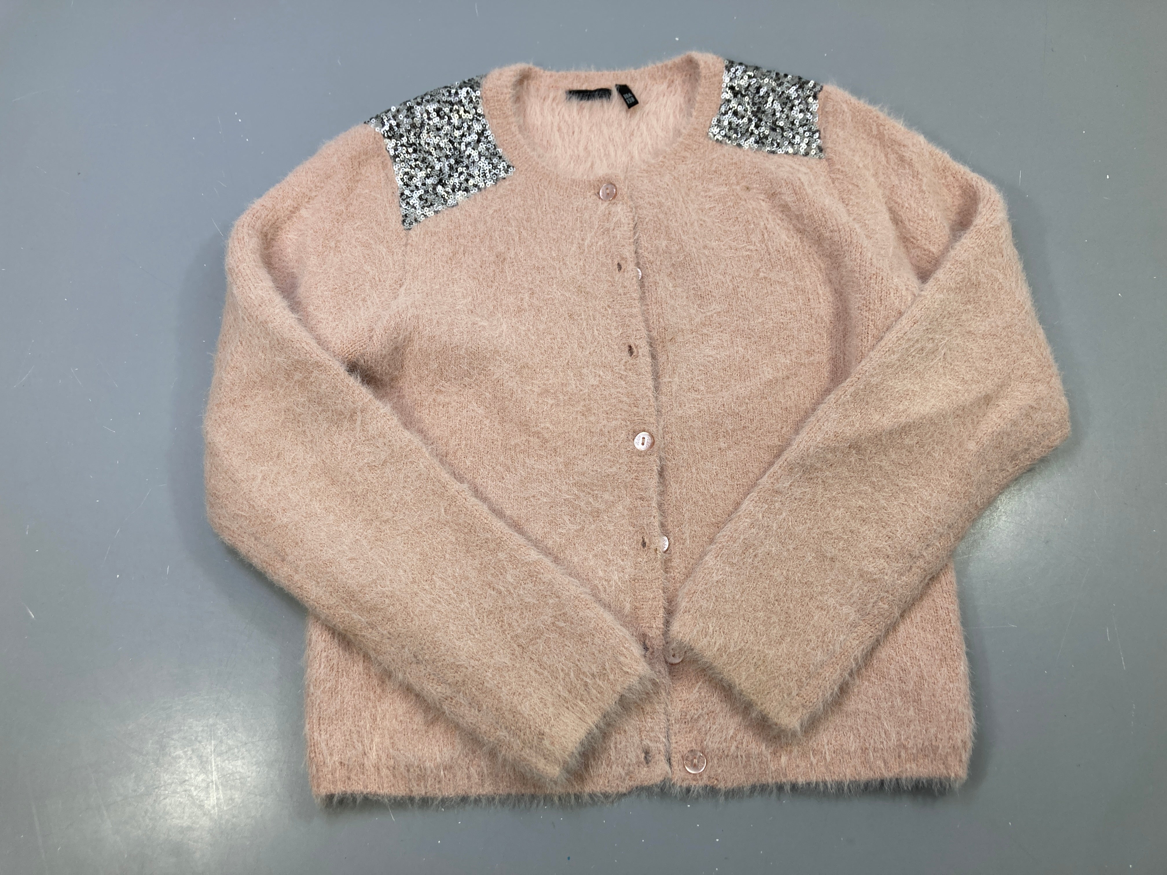 Gilet duveteux rose poudré boutonné, sequins argentés épaules
