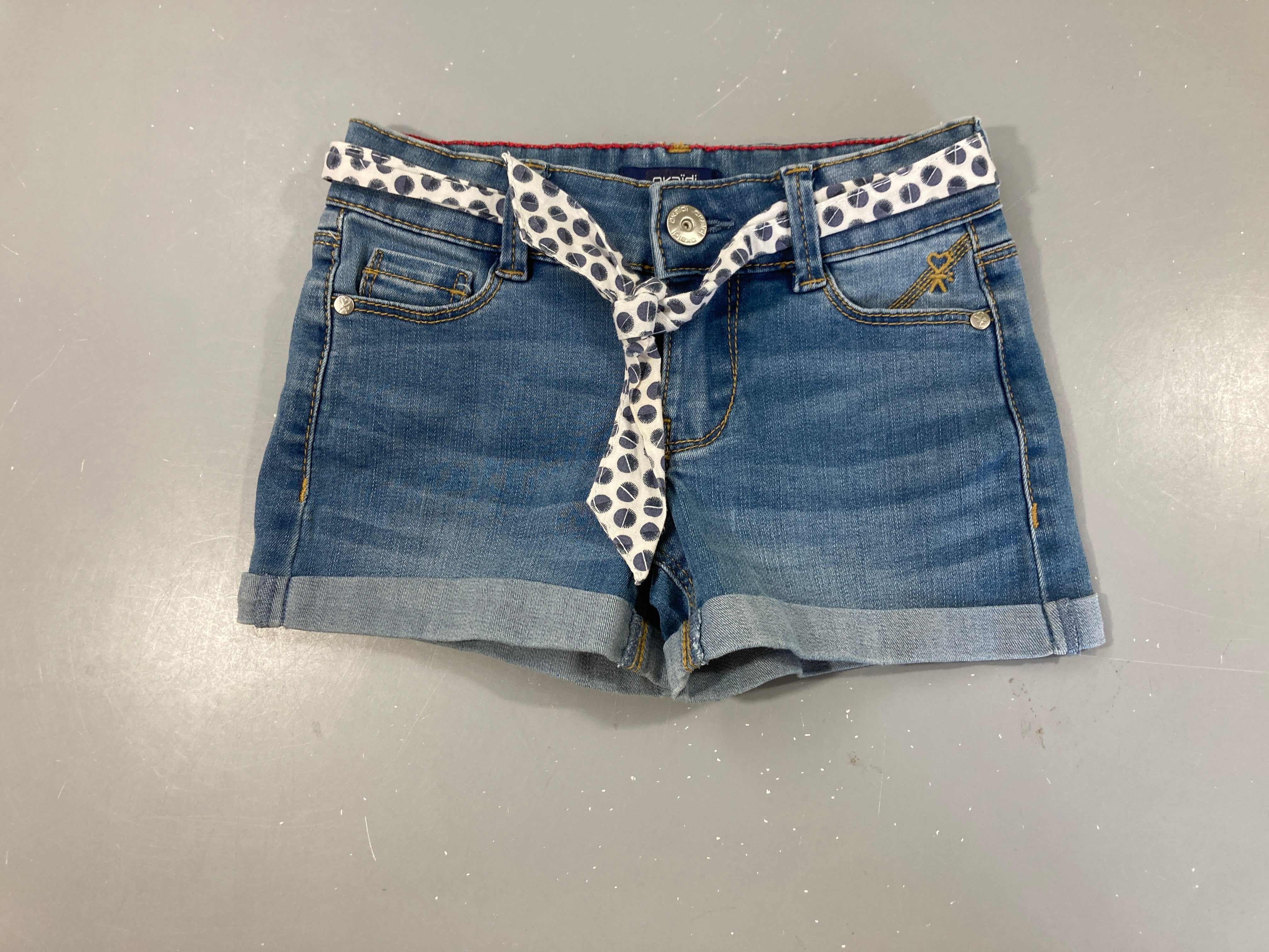 Short en jean à revers + ceinture textile pois