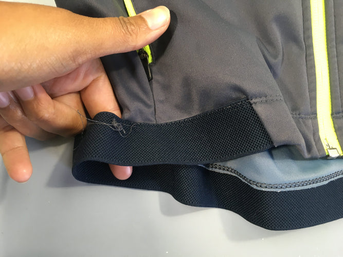Sweat -coupe-vent léger gris/anis à capuche, Kalenji,  élastique du bas décousu, moins cher chez Petit Kiwi