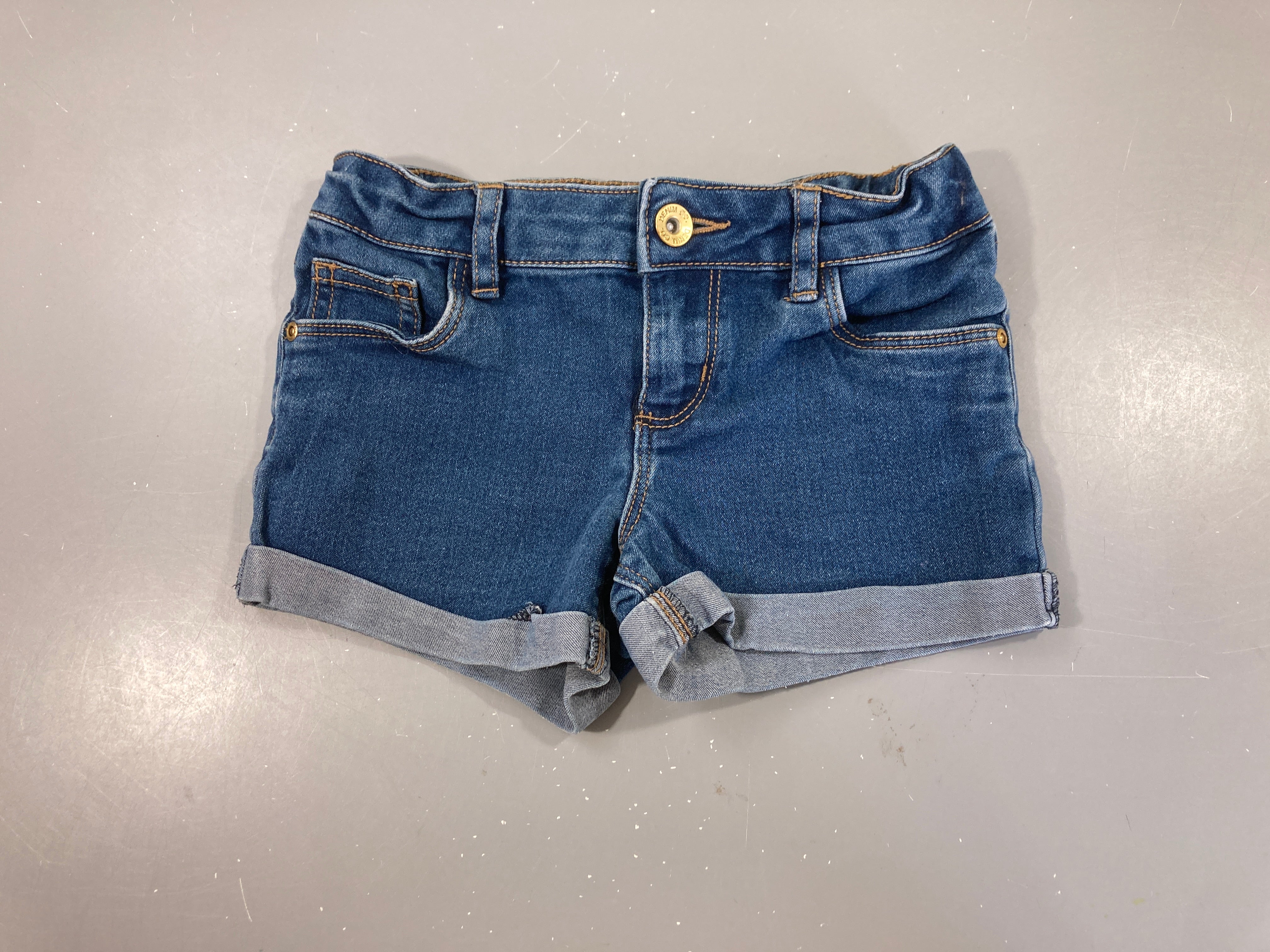 Short en jean foncé à revers
