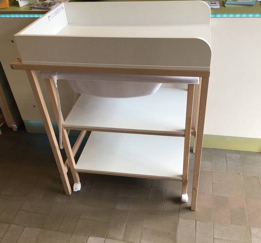 Table à langer Childhome sur roues avec baignoire. Convient pour un coussin à langer (45 x 82 cm). Dimensions: 91,5 x 53,5 x 106,5 cm, moins cher chez Petit Kiwi