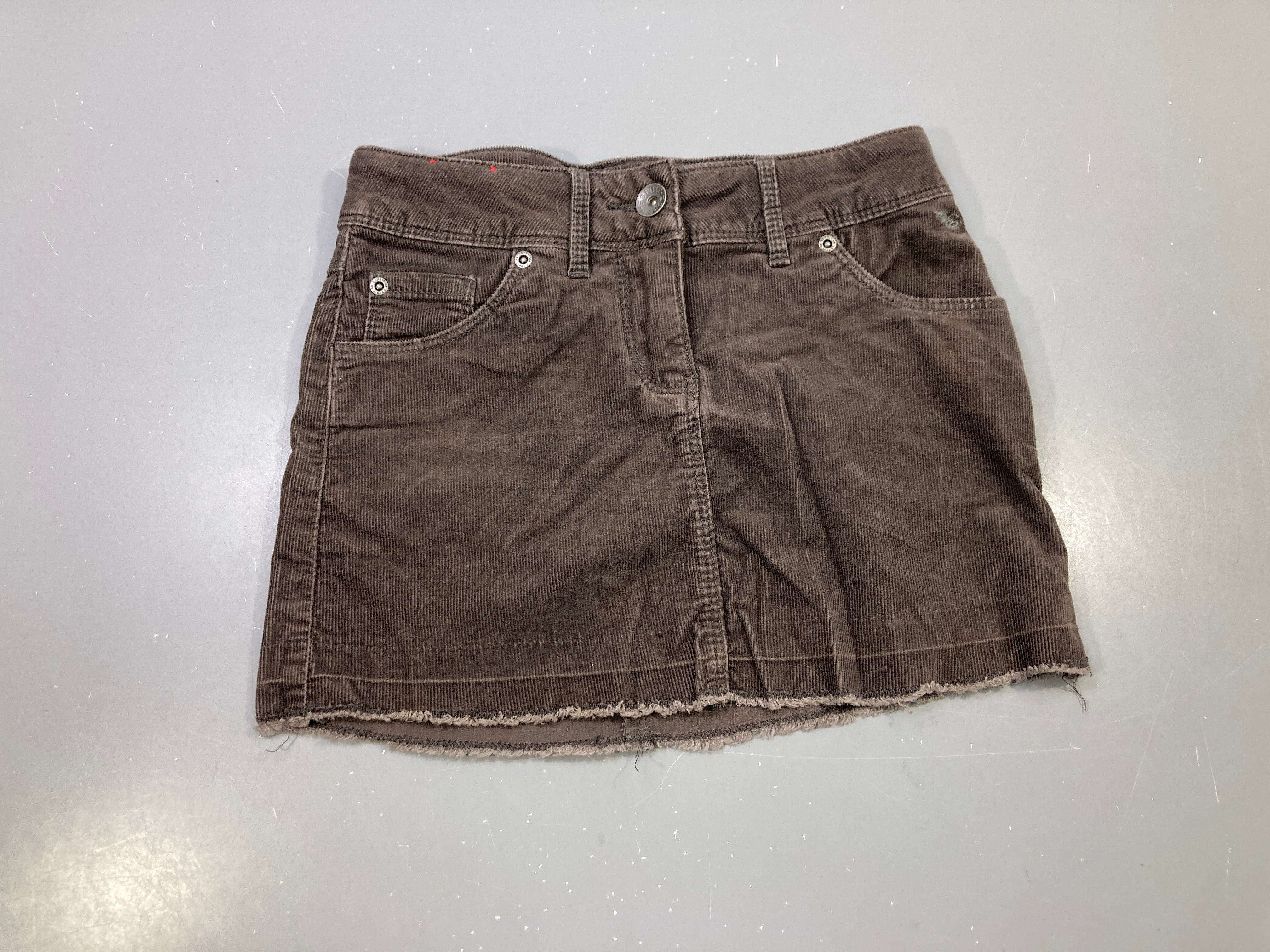 Jupe velours côtelé marron foncé, bas effiloché, 5 poches
