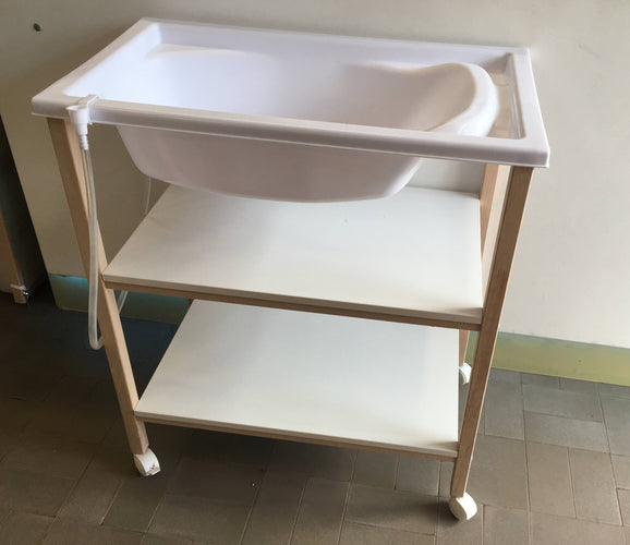 Table à langer Childhome sur roues avec baignoire. Convient pour un coussin à langer (45 x 82 cm). Dimensions: 91,5 x 53,5 x 106,5 cm, moins cher chez Petit Kiwi