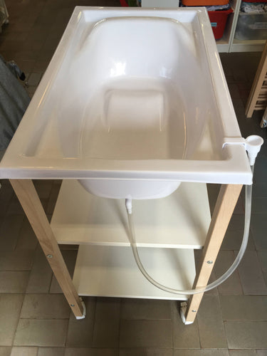 Table à langer Childhome sur roues avec baignoire. Convient pour un coussin à langer (45 x 82 cm). Dimensions: 91,5 x 53,5 x 106,5 cm, moins cher chez Petit Kiwi