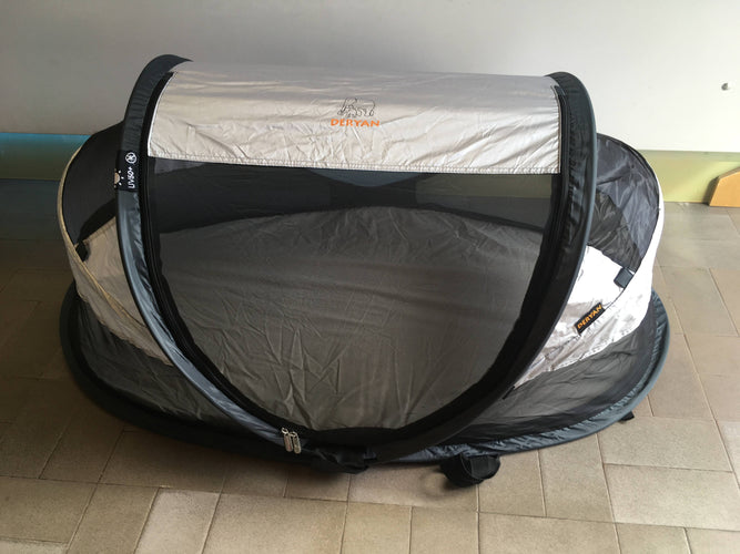 Parfait état-Lit de camping Baby Luxe Der.yan- Avec matelas autogonflant - Argent + Tapis de couchage Bambin Luxe (Dimensions dépliées (l x l x h) : 120 cm x 75 cm x 50 cm), moins cher chez Petit Kiwi