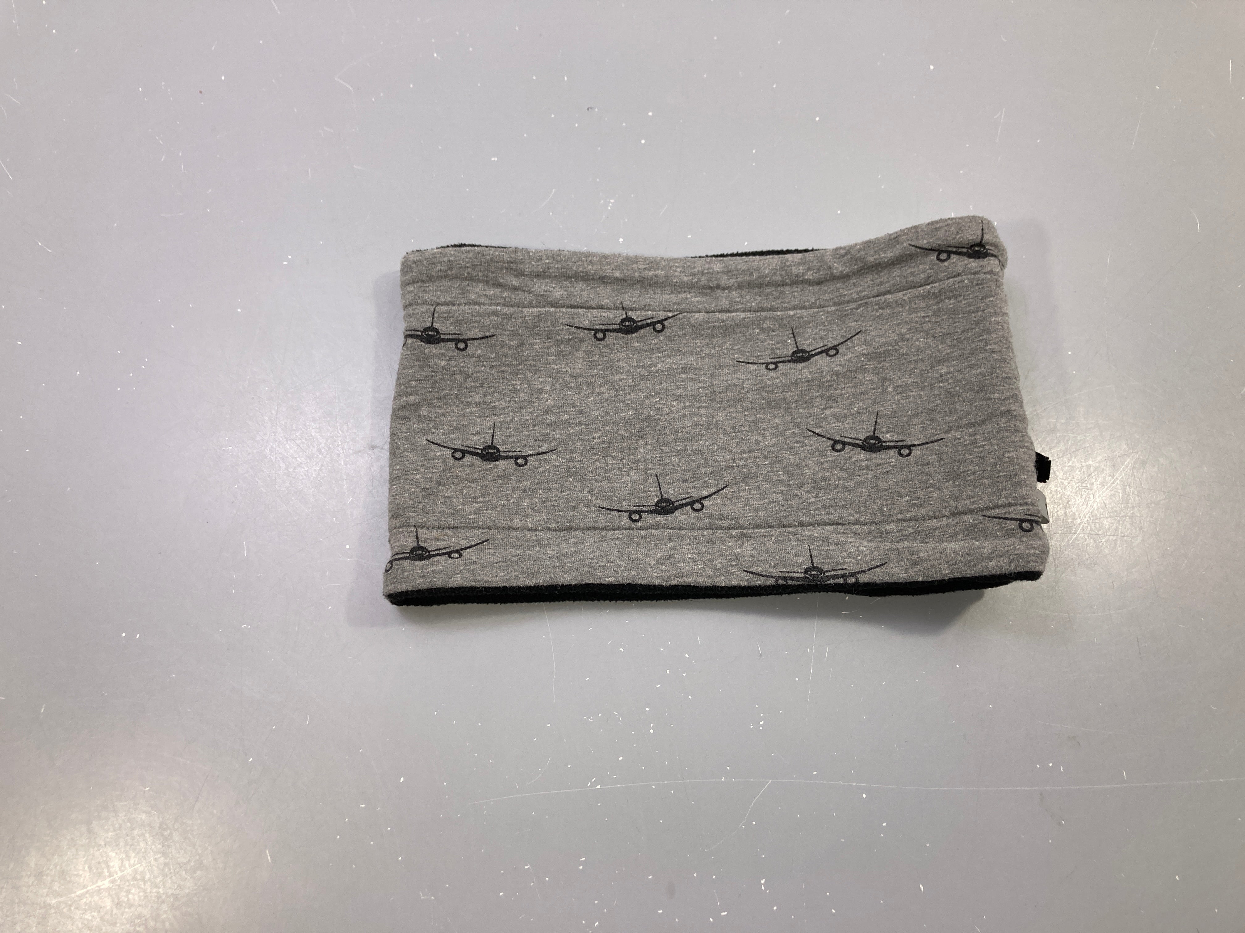Tour de cou gris chiné avions, doublé polaire noir