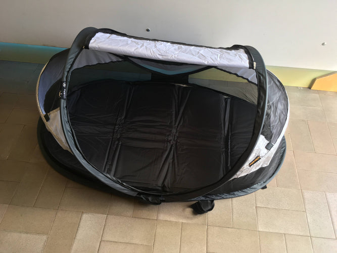 Parfait état-Lit de camping Baby Luxe Der.yan- Avec matelas autogonflant - Argent + Tapis de couchage Bambin Luxe (Dimensions dépliées (l x l x h) : 120 cm x 75 cm x 50 cm), moins cher chez Petit Kiwi