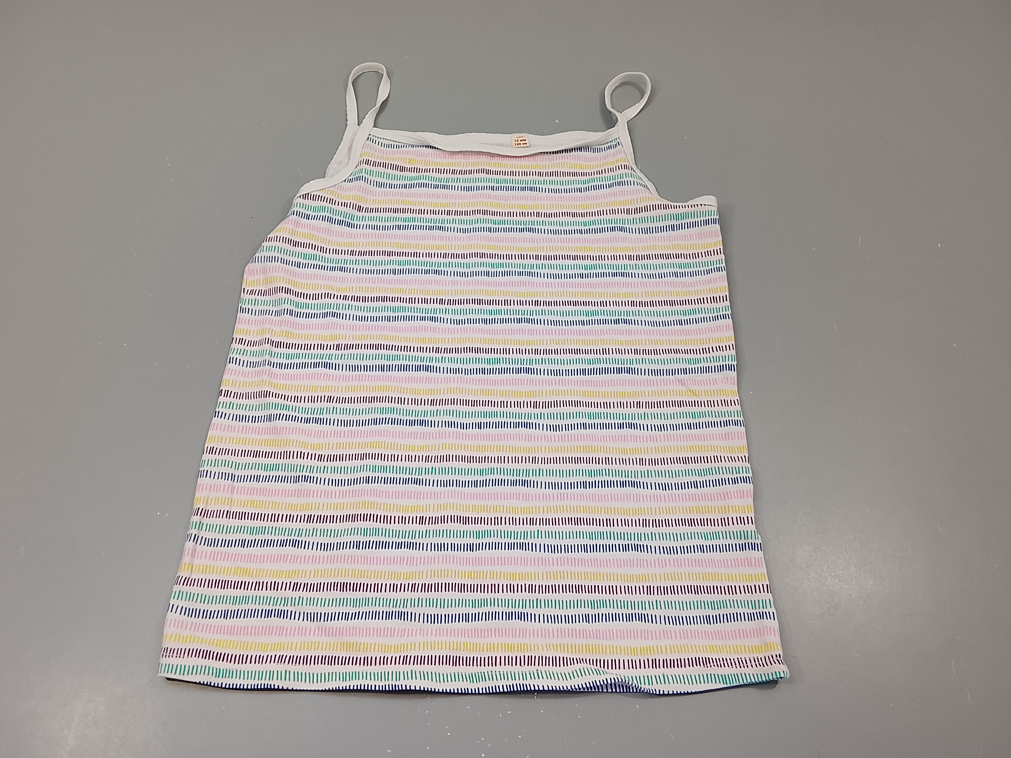 Top blanc à motifs colorés