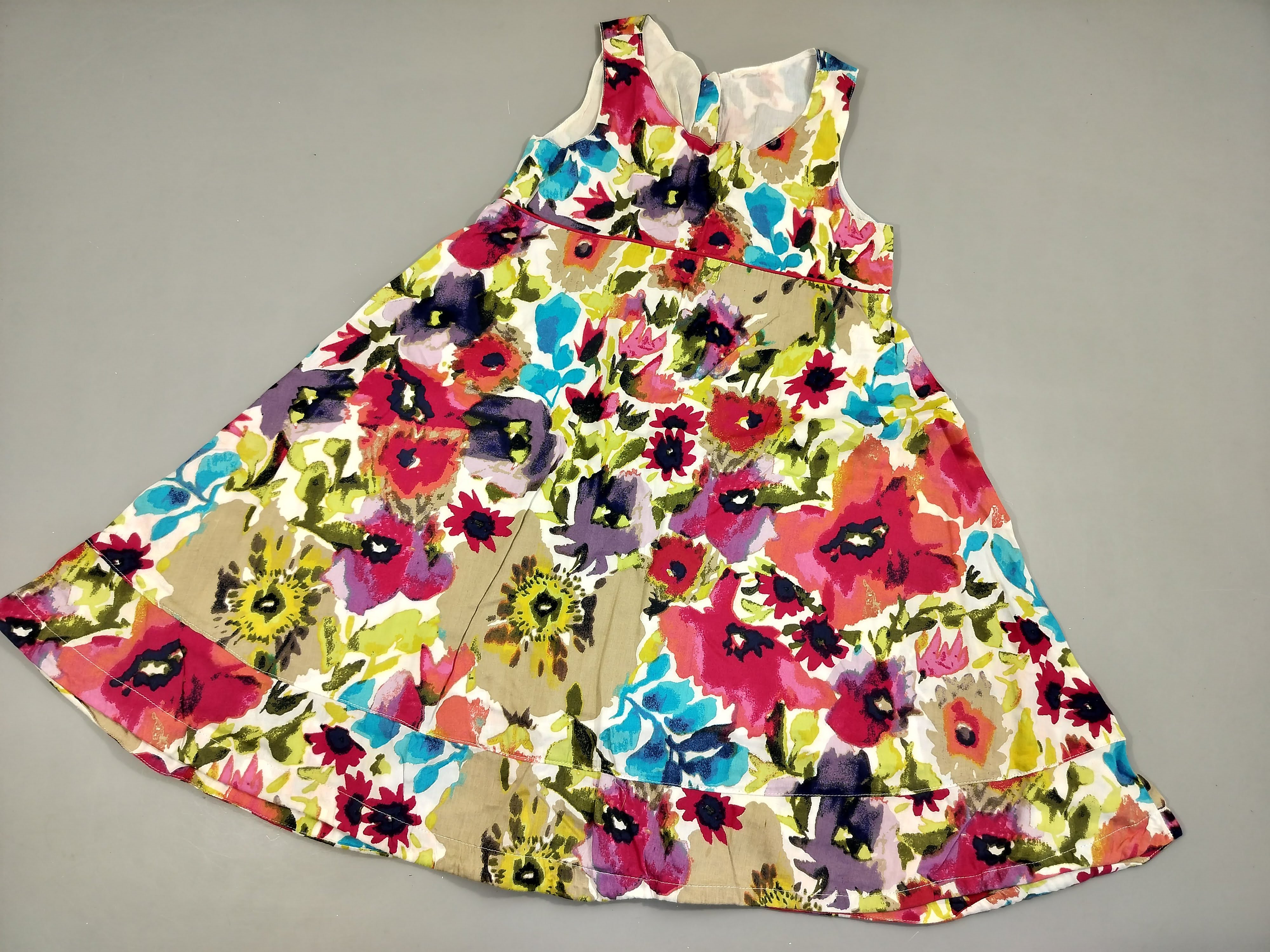 Robe s.m blanche grosses fleurs multicolores , pas de taille indiquées, estimée  6ans